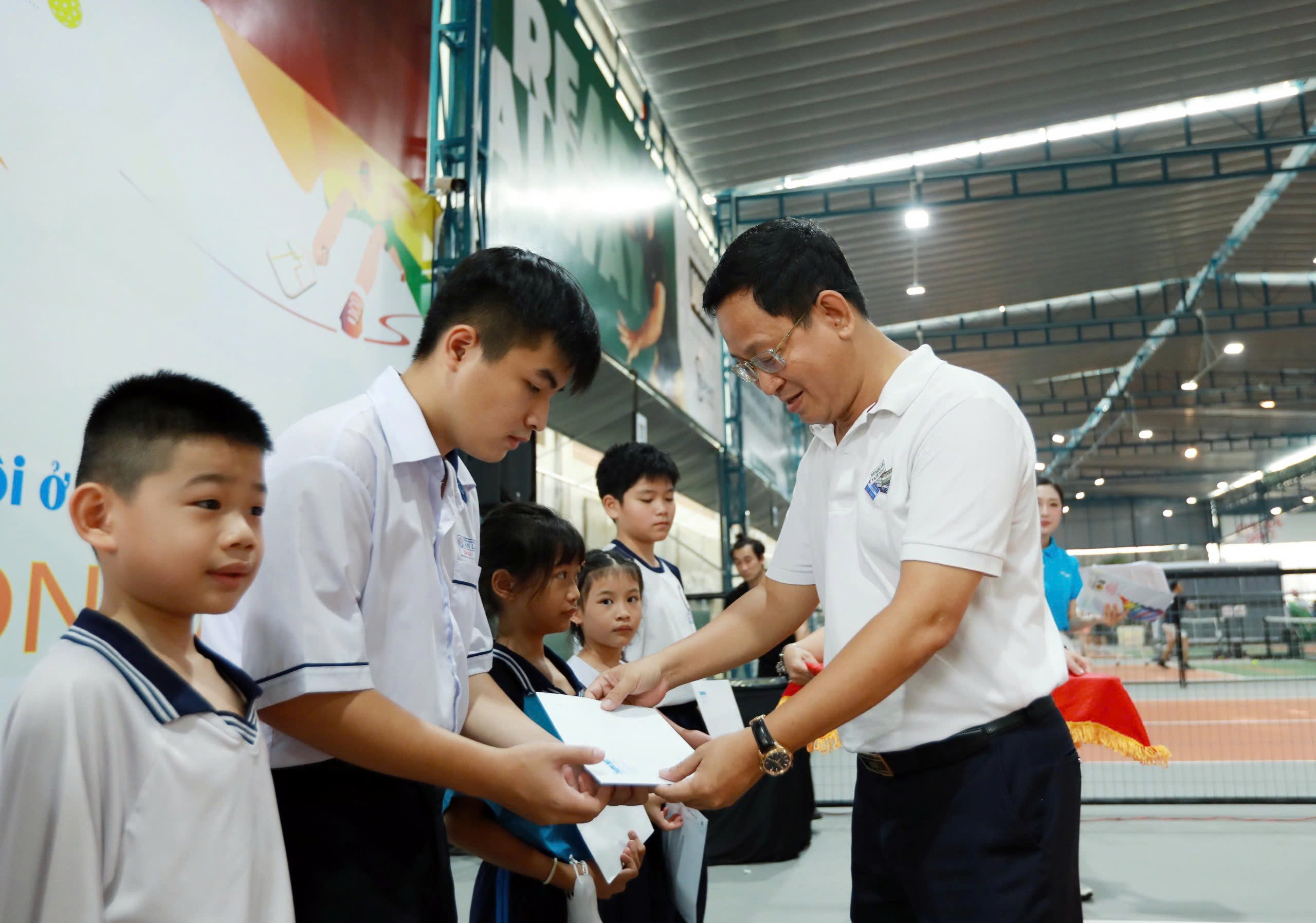 Xúc động khi 400 triệu đồng được trao tận tay các em nhỏ mồ côi- Ảnh 3. Xúc động khi 400 triệu đồng được trao tận tay các em nhỏ mồ côi- Ảnh 3.