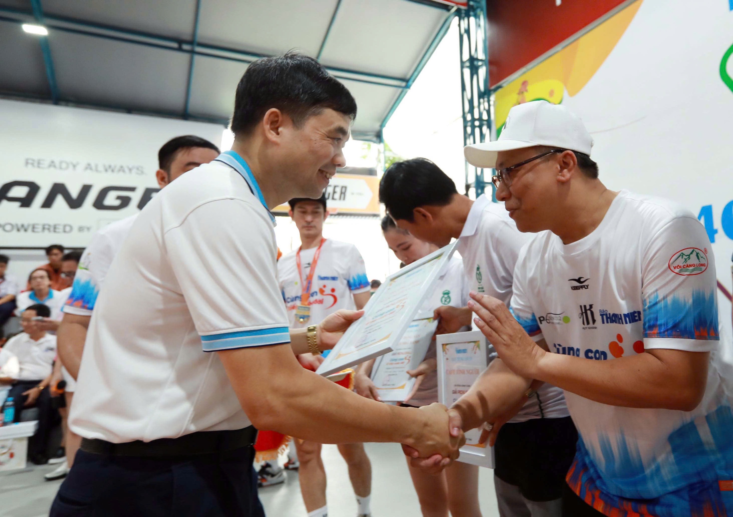 Xúc động khi 400 triệu đồng được trao tận tay các em nhỏ mồ côi- Ảnh 2. Xúc động khi 400 triệu đồng được trao tận tay các em nhỏ mồ côi- Ảnh 2.