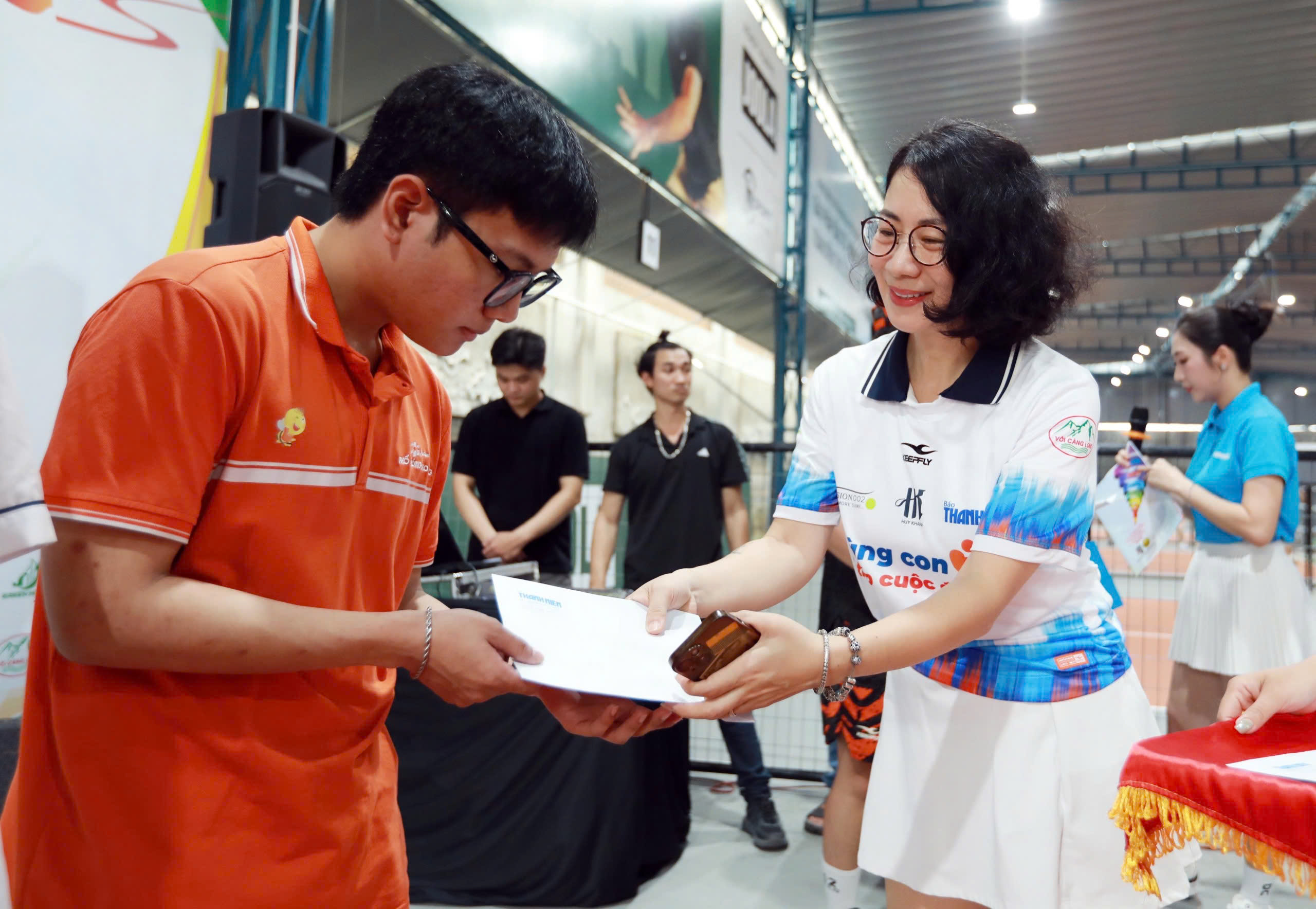 Xúc động khi 400 triệu đồng được trao tận tay các em nhỏ mồ côi- Ảnh 8. Xúc động khi 400 triệu đồng được trao tận tay các em nhỏ mồ côi- Ảnh 8.