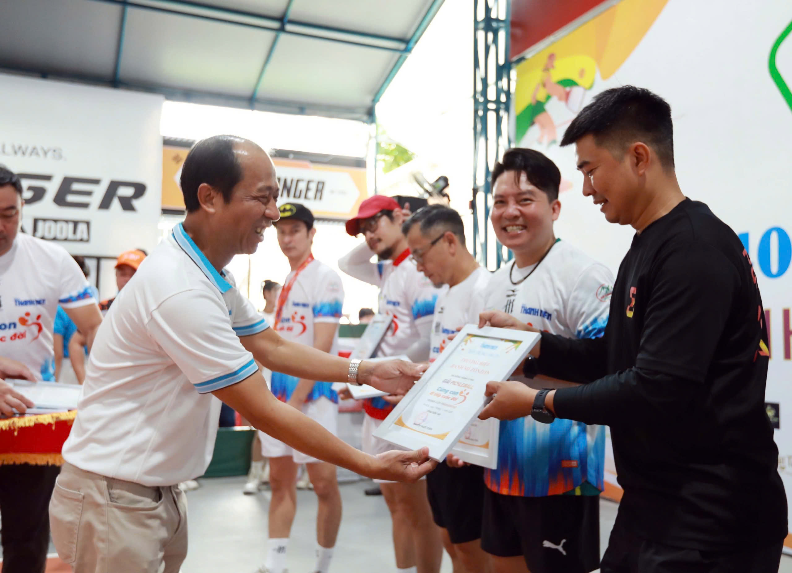 Xúc động khi 400 triệu đồng được trao tận tay các em nhỏ mồ côi- Ảnh 1. Xúc động khi 400 triệu đồng được trao tận tay các em nhỏ mồ côi- Ảnh 1.