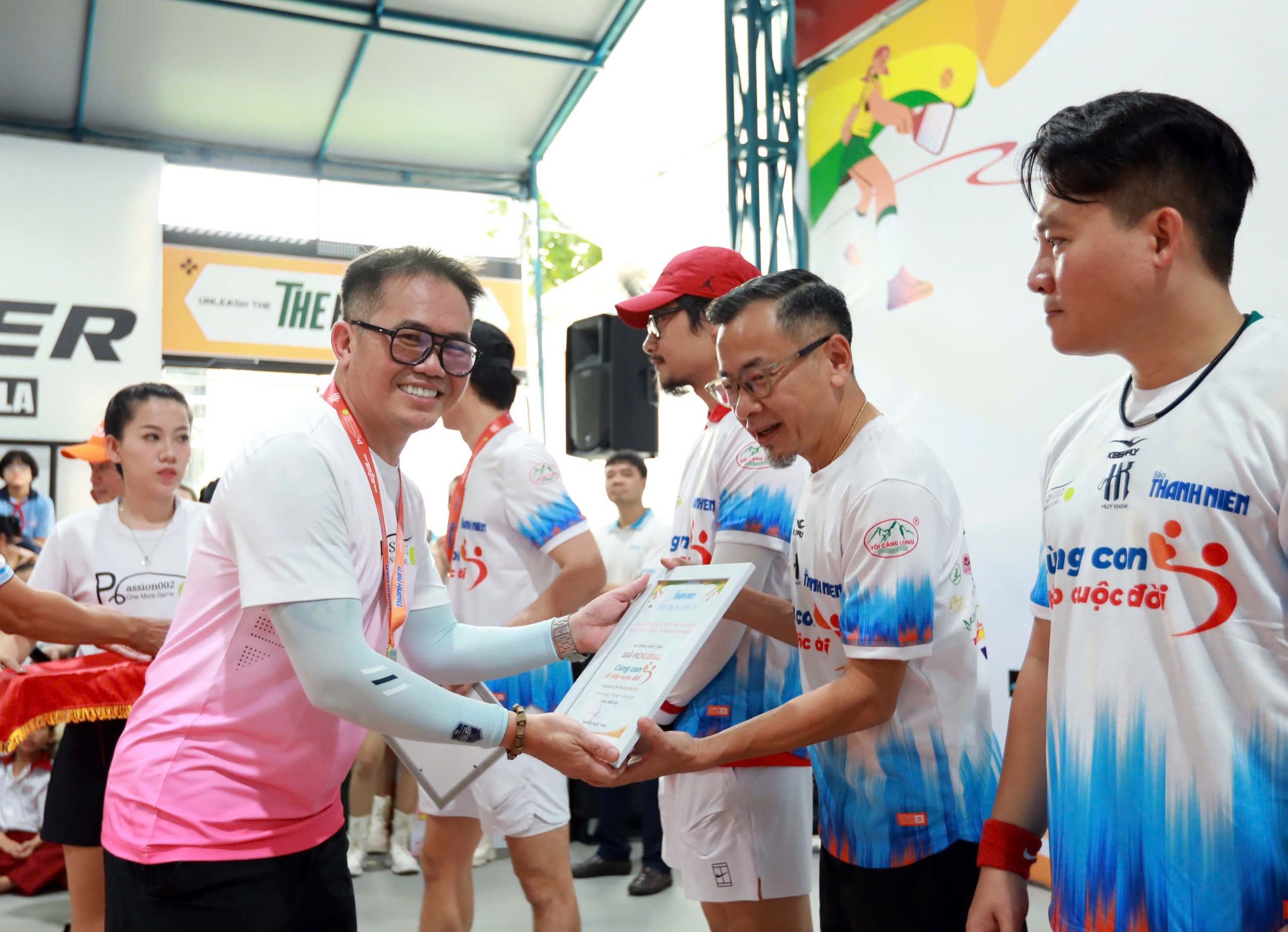 Xúc động khi 400 triệu đồng được trao tận tay các em nhỏ mồ côi- Ảnh 4. Xúc động khi 400 triệu đồng được trao tận tay các em nhỏ mồ côi- Ảnh 4.