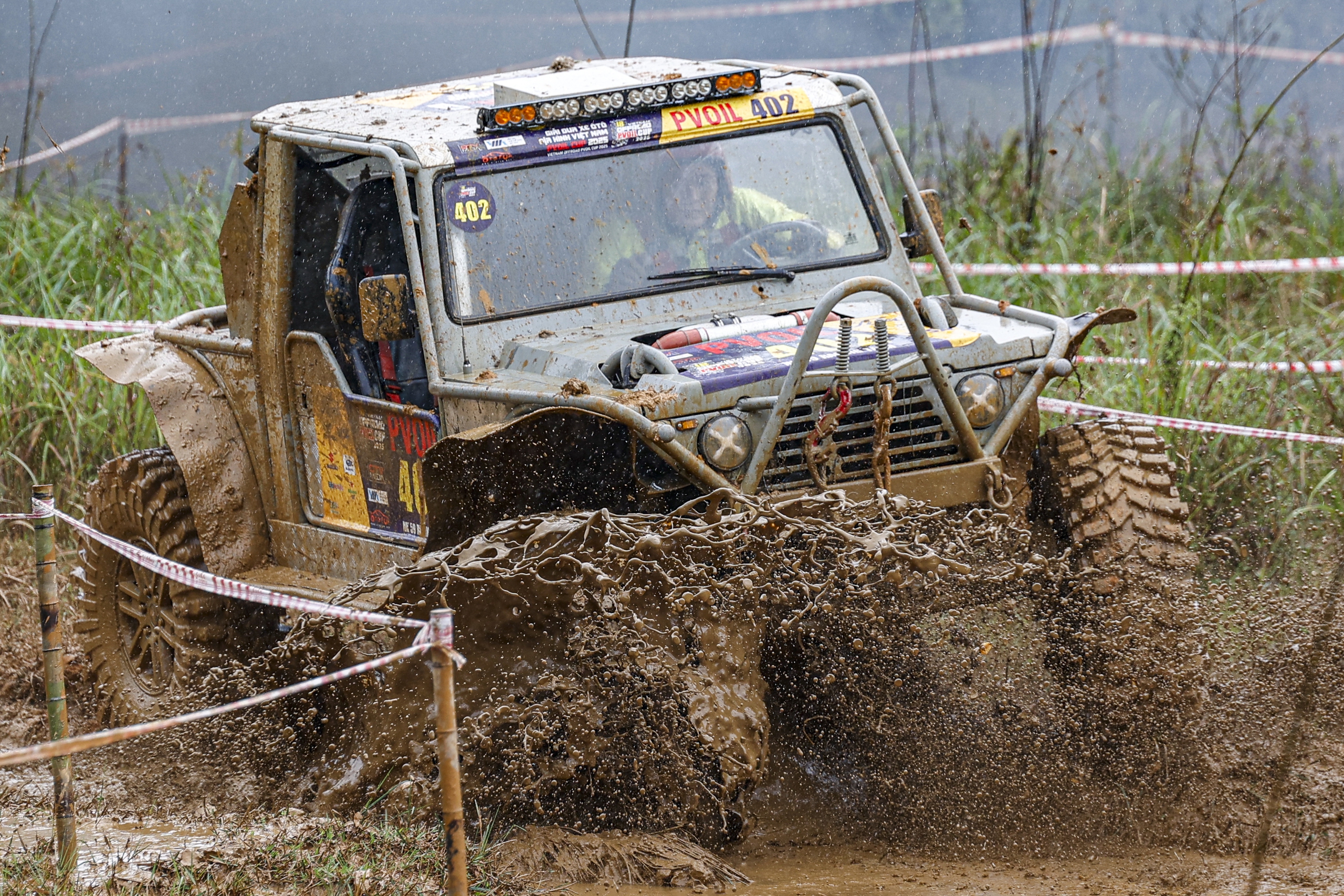 'Lái cứng' loay hoay vượt lầy tại giải đua ô tô địa hình lớn nhất Việt Nam- Ảnh 17. 'Lái cứng' loay hoay vượt lầy tại giải đua ô tô địa hình lớn nhất Việt Nam- Ảnh 17.