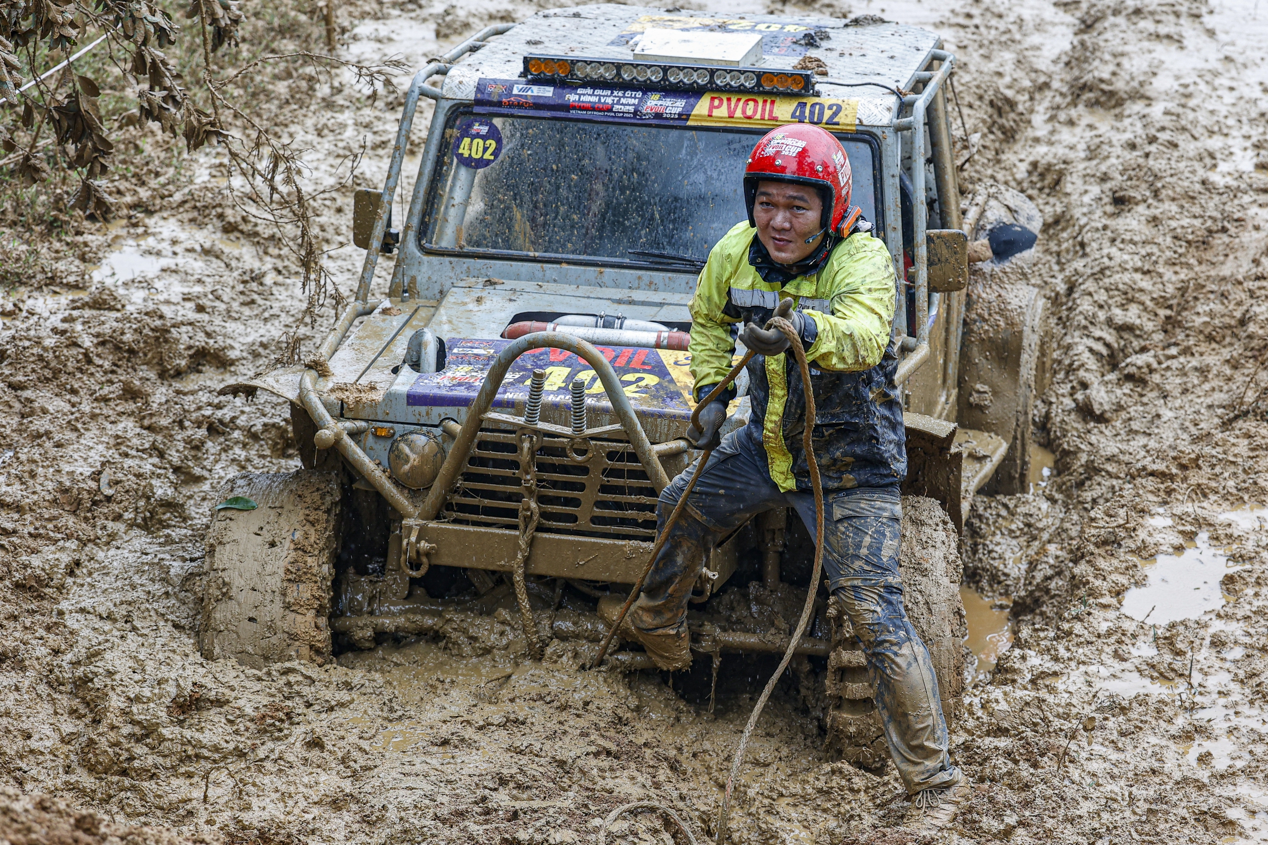 'Lái cứng' loay hoay vượt lầy tại giải đua ô tô địa hình lớn nhất Việt Nam- Ảnh 11. 'Lái cứng' loay hoay vượt lầy tại giải đua ô tô địa hình lớn nhất Việt Nam- Ảnh 11.