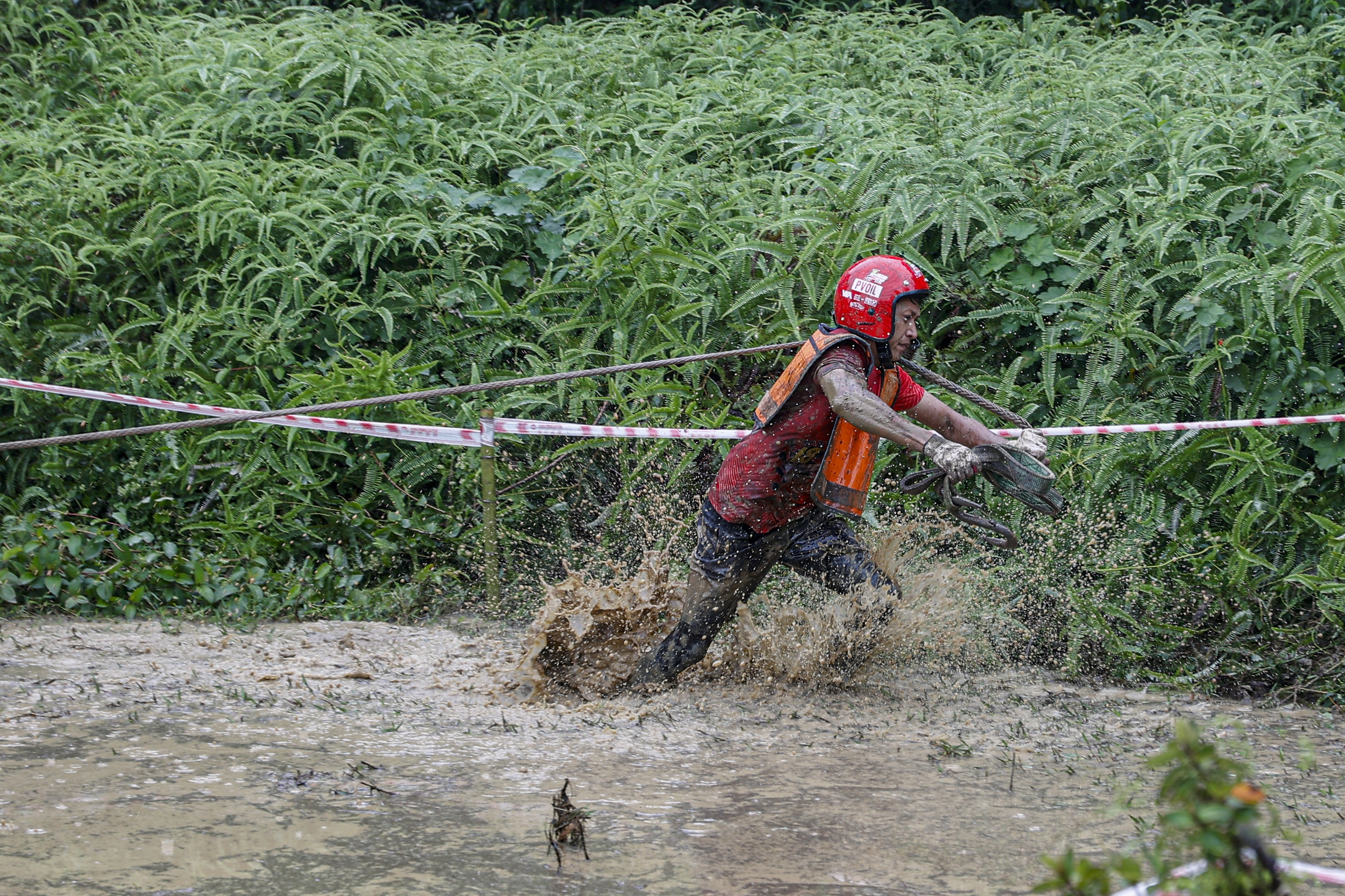 'Lái cứng' loay hoay vượt lầy tại giải đua ô tô địa hình lớn nhất Việt Nam- Ảnh 15. 'Lái cứng' loay hoay vượt lầy tại giải đua ô tô địa hình lớn nhất Việt Nam- Ảnh 15.