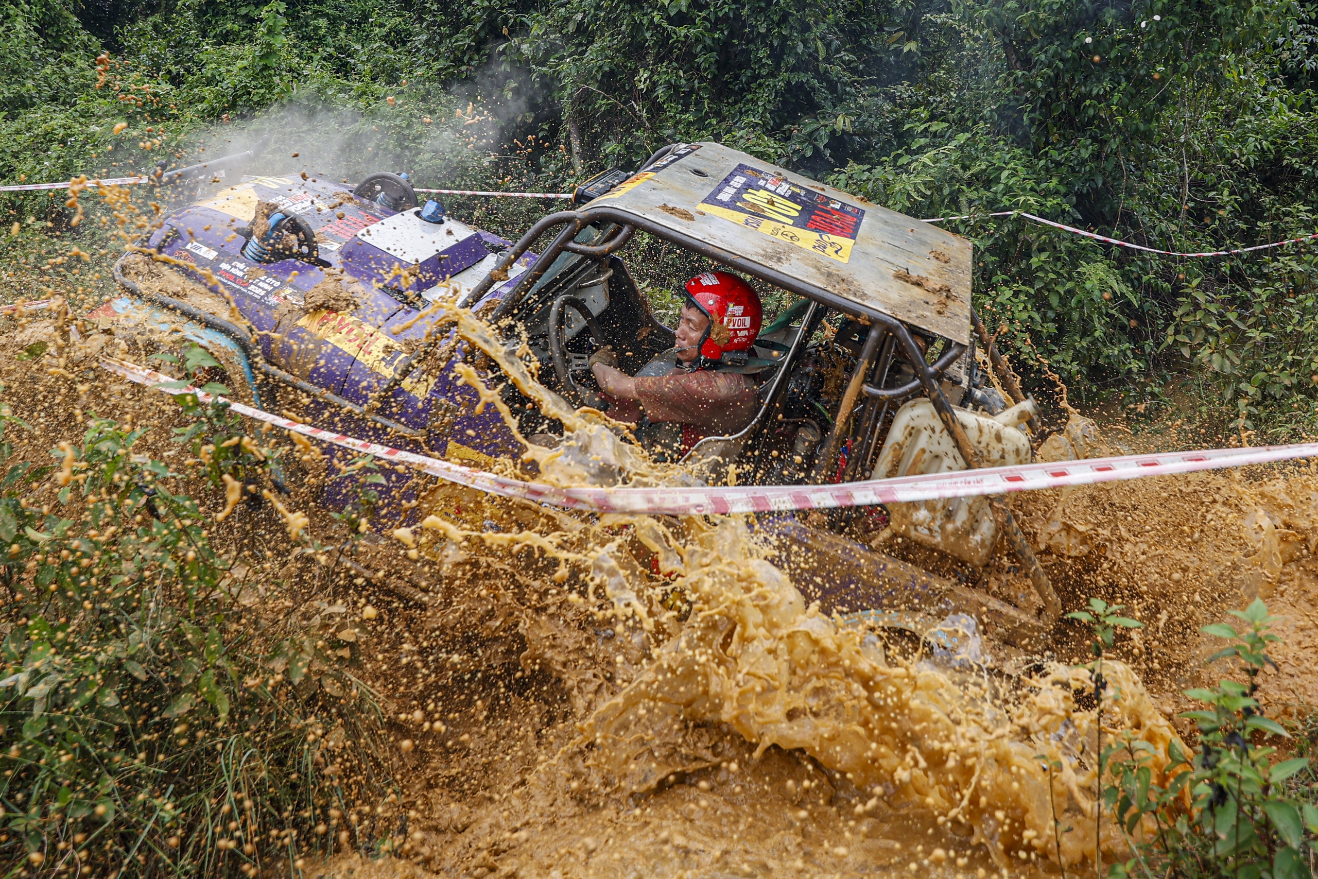 'Lái cứng' loay hoay vượt lầy tại giải đua ô tô địa hình lớn nhất Việt Nam- Ảnh 1. 'Lái cứng' loay hoay vượt lầy tại giải đua ô tô địa hình lớn nhất Việt Nam- Ảnh 1.