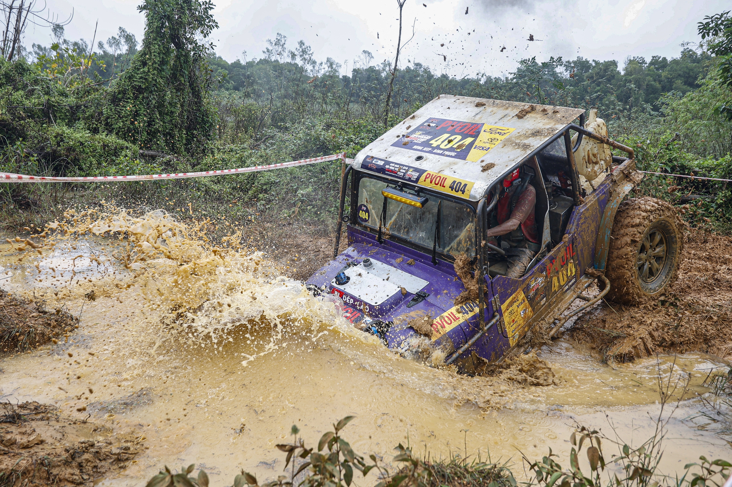 'Lái cứng' loay hoay vượt lầy tại giải đua ô tô địa hình lớn nhất Việt Nam- Ảnh 2. 'Lái cứng' loay hoay vượt lầy tại giải đua ô tô địa hình lớn nhất Việt Nam- Ảnh 2.