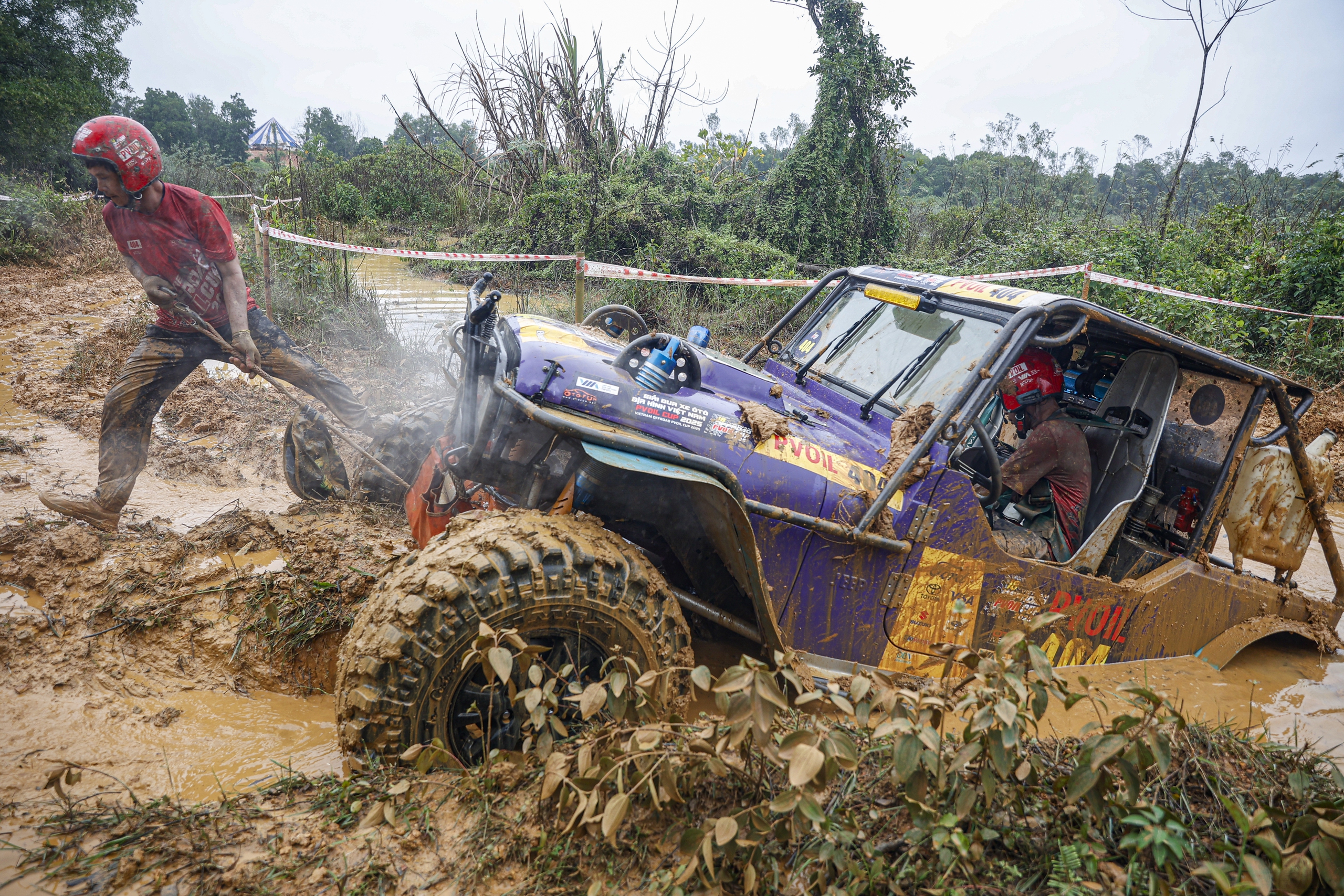 'Lái cứng' loay hoay vượt lầy tại giải đua ô tô địa hình lớn nhất Việt Nam- Ảnh 3. 'Lái cứng' loay hoay vượt lầy tại giải đua ô tô địa hình lớn nhất Việt Nam- Ảnh 3.