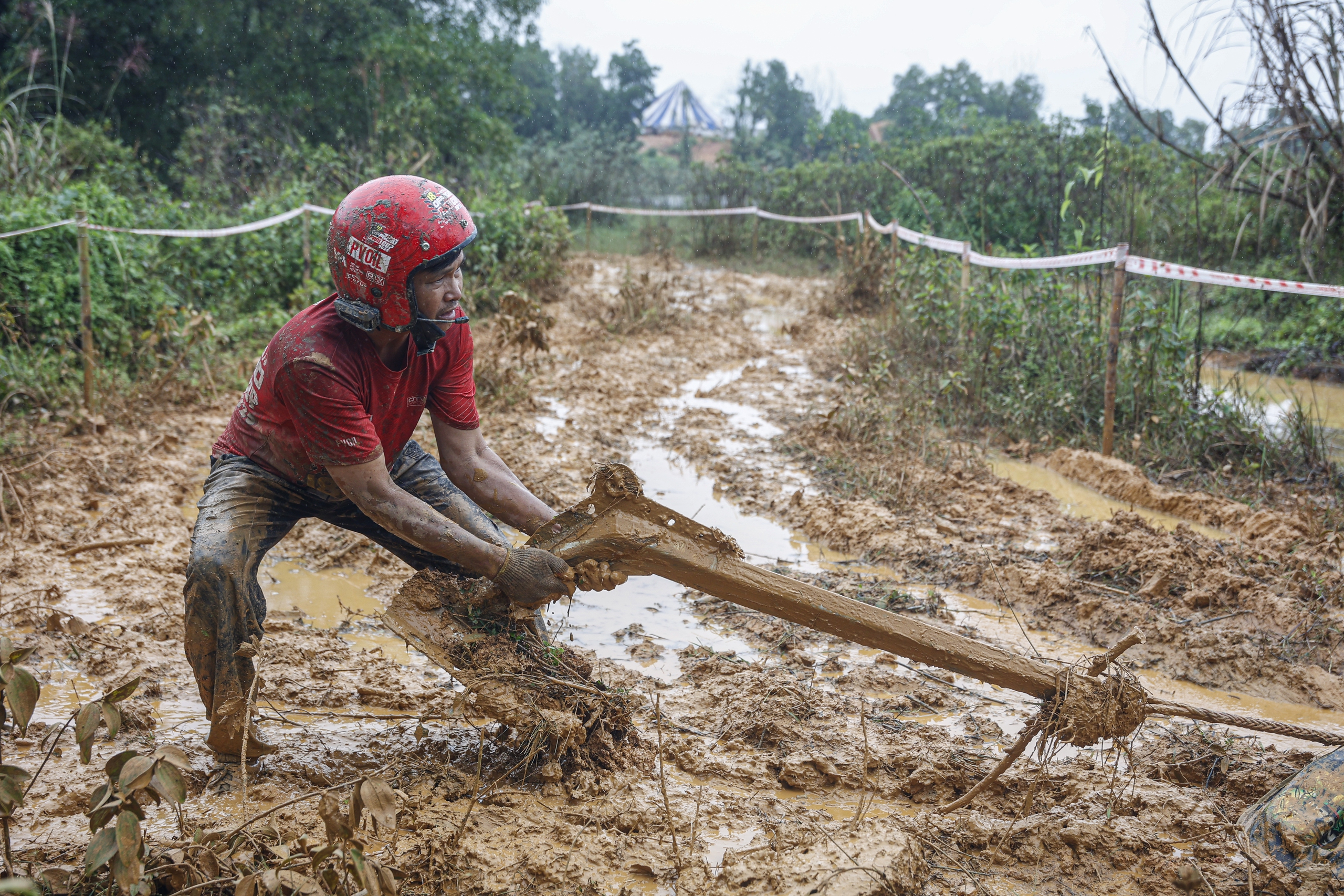 'Lái cứng' loay hoay vượt lầy tại giải đua ô tô địa hình lớn nhất Việt Nam- Ảnh 4. 'Lái cứng' loay hoay vượt lầy tại giải đua ô tô địa hình lớn nhất Việt Nam- Ảnh 4.