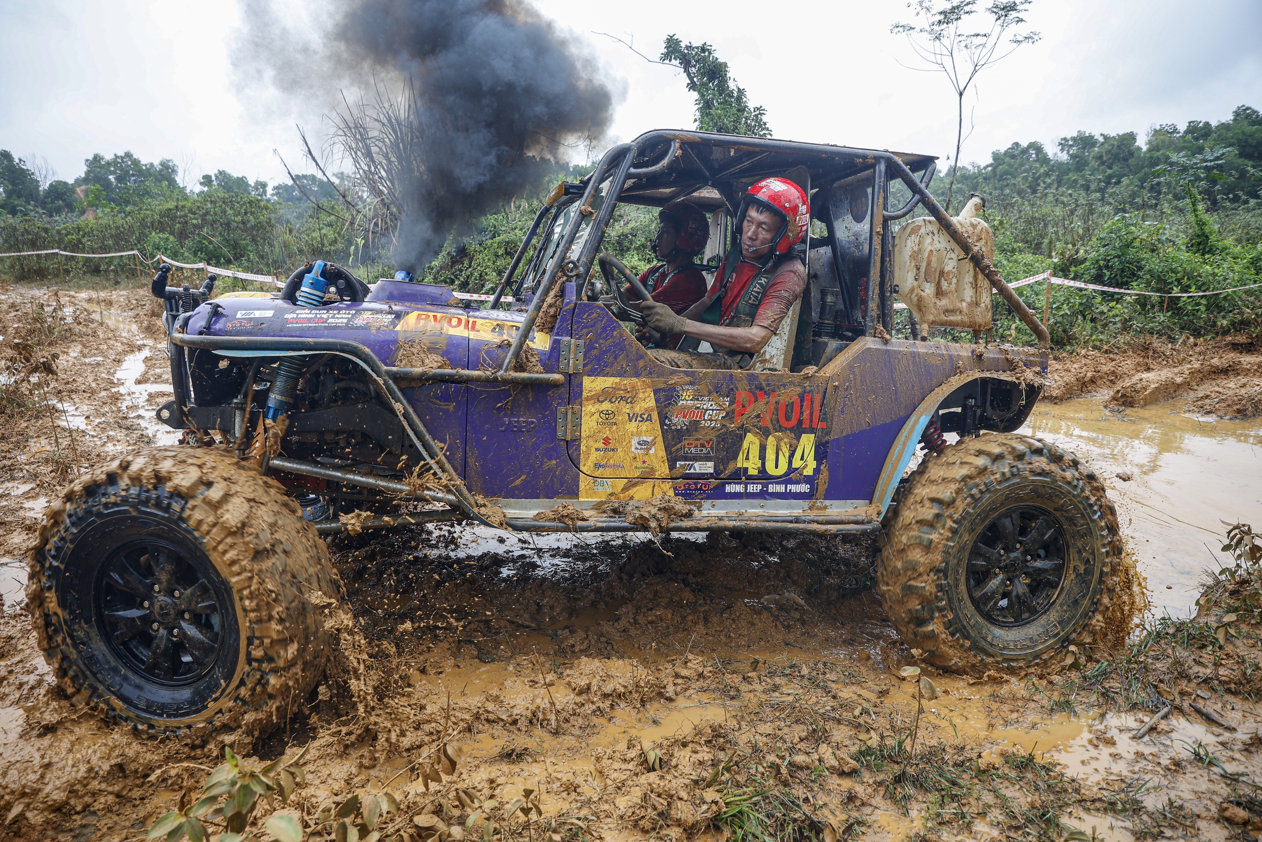 'Lái cứng' loay hoay vượt lầy tại giải đua ô tô địa hình lớn nhất Việt Nam- Ảnh 6. 'Lái cứng' loay hoay vượt lầy tại giải đua ô tô địa hình lớn nhất Việt Nam- Ảnh 6.