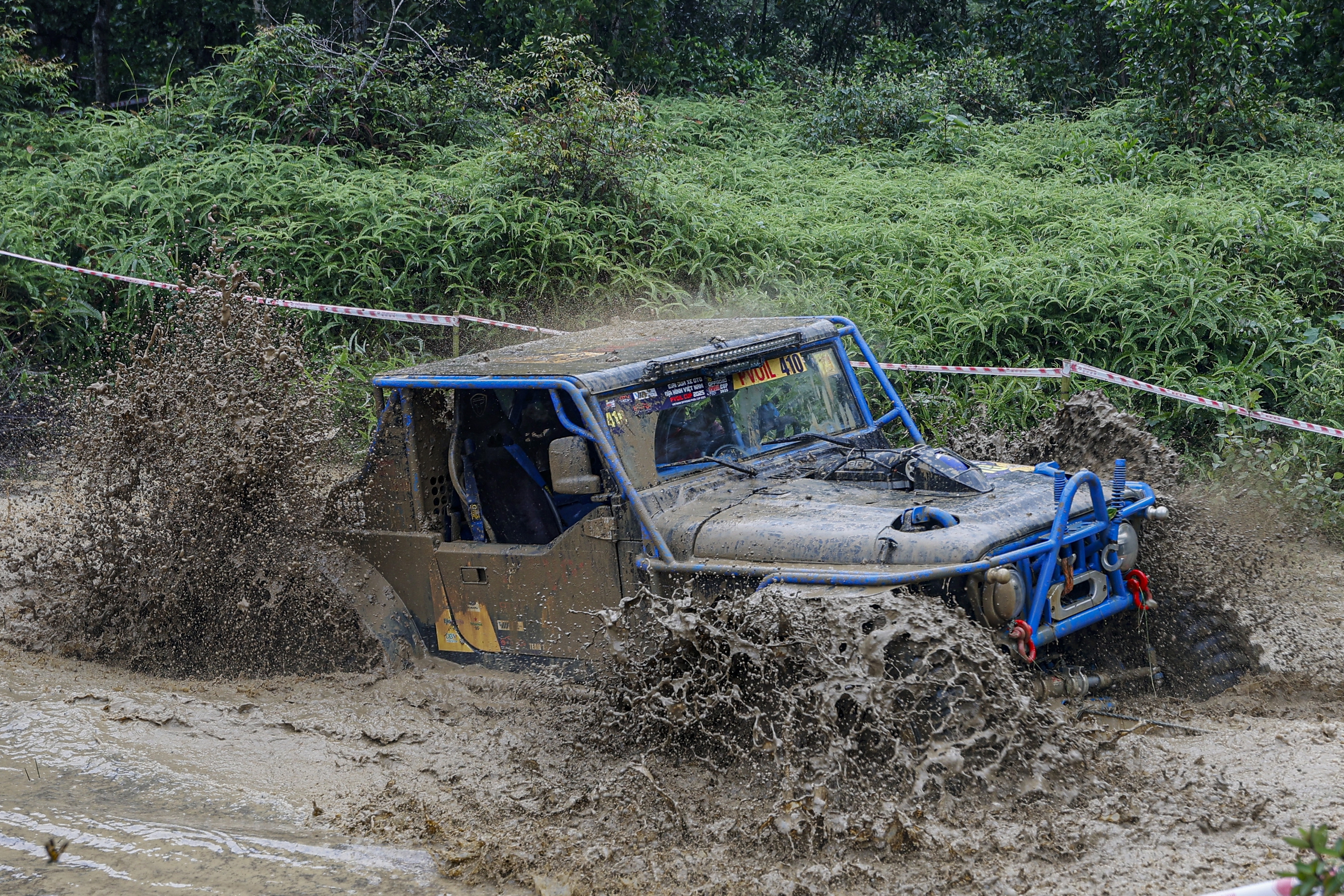 'Lái cứng' loay hoay vượt lầy tại giải đua ô tô địa hình lớn nhất Việt Nam- Ảnh 16. 'Lái cứng' loay hoay vượt lầy tại giải đua ô tô địa hình lớn nhất Việt Nam- Ảnh 16.