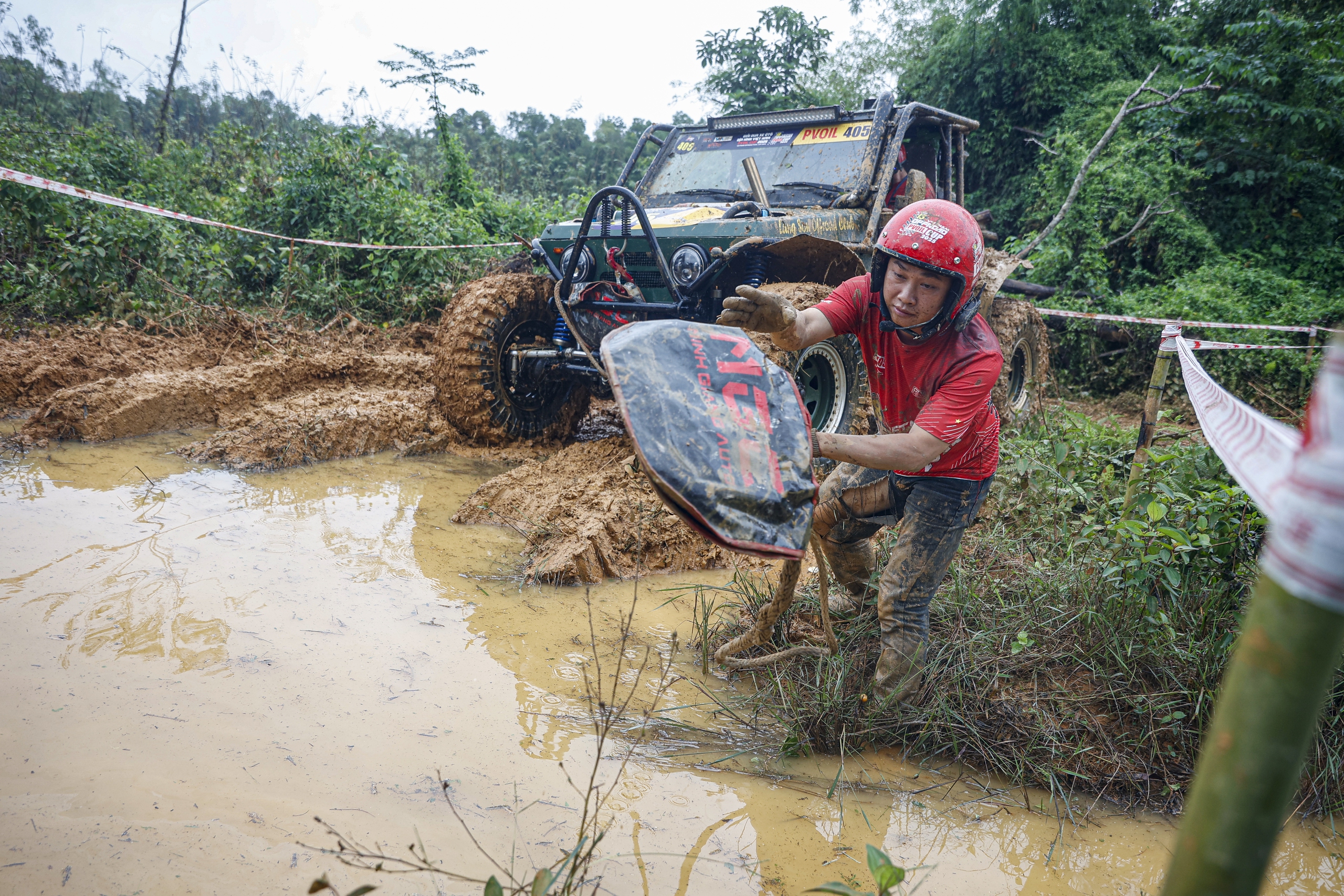'Lái cứng' loay hoay vượt lầy tại giải đua ô tô địa hình lớn nhất Việt Nam- Ảnh 7. 'Lái cứng' loay hoay vượt lầy tại giải đua ô tô địa hình lớn nhất Việt Nam- Ảnh 7.