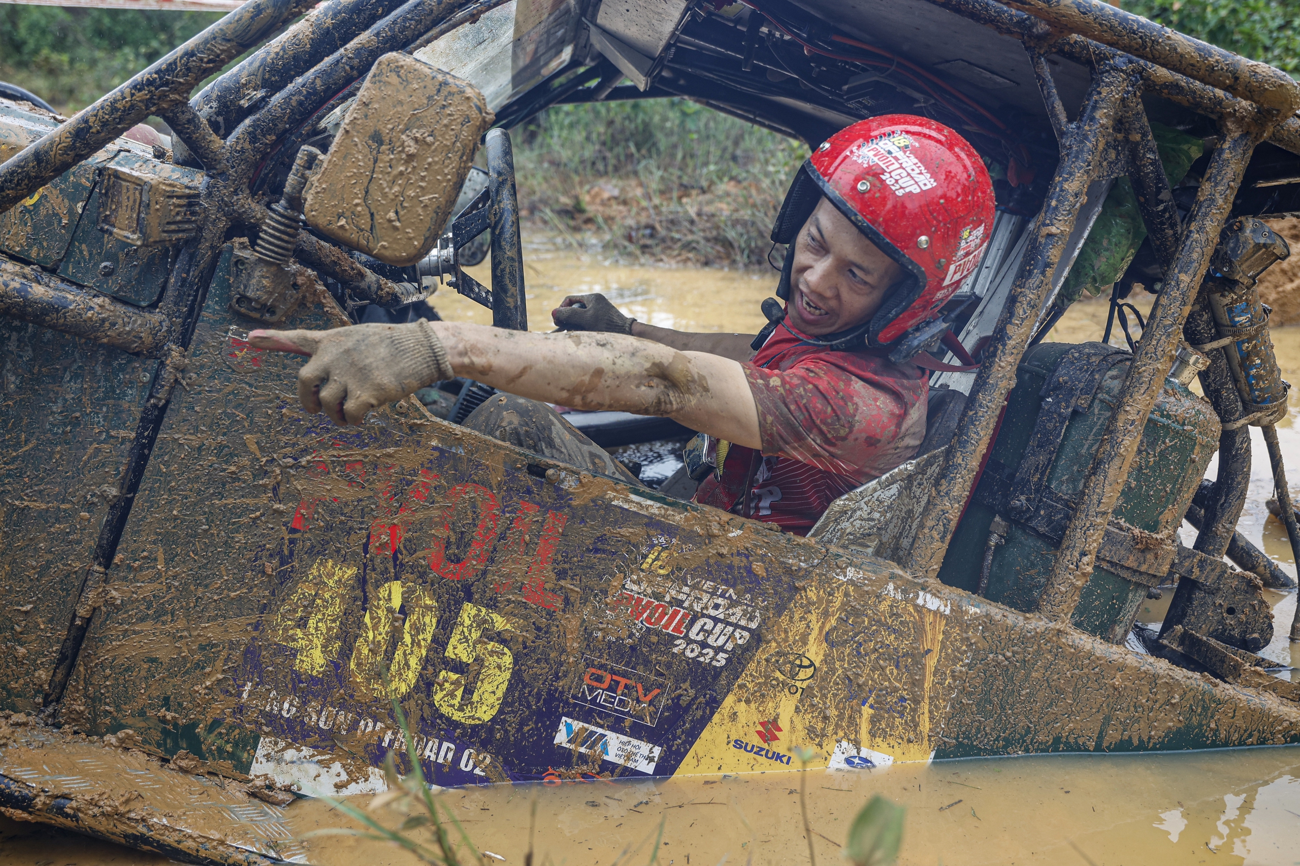 'Lái cứng' loay hoay vượt lầy tại giải đua ô tô địa hình lớn nhất Việt Nam- Ảnh 8. 'Lái cứng' loay hoay vượt lầy tại giải đua ô tô địa hình lớn nhất Việt Nam- Ảnh 8.
