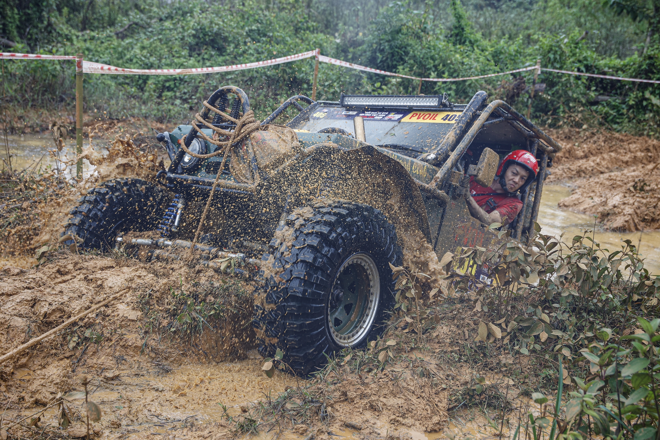 'Lái cứng' loay hoay vượt lầy tại giải đua ô tô địa hình lớn nhất Việt Nam- Ảnh 9. 'Lái cứng' loay hoay vượt lầy tại giải đua ô tô địa hình lớn nhất Việt Nam- Ảnh 9.