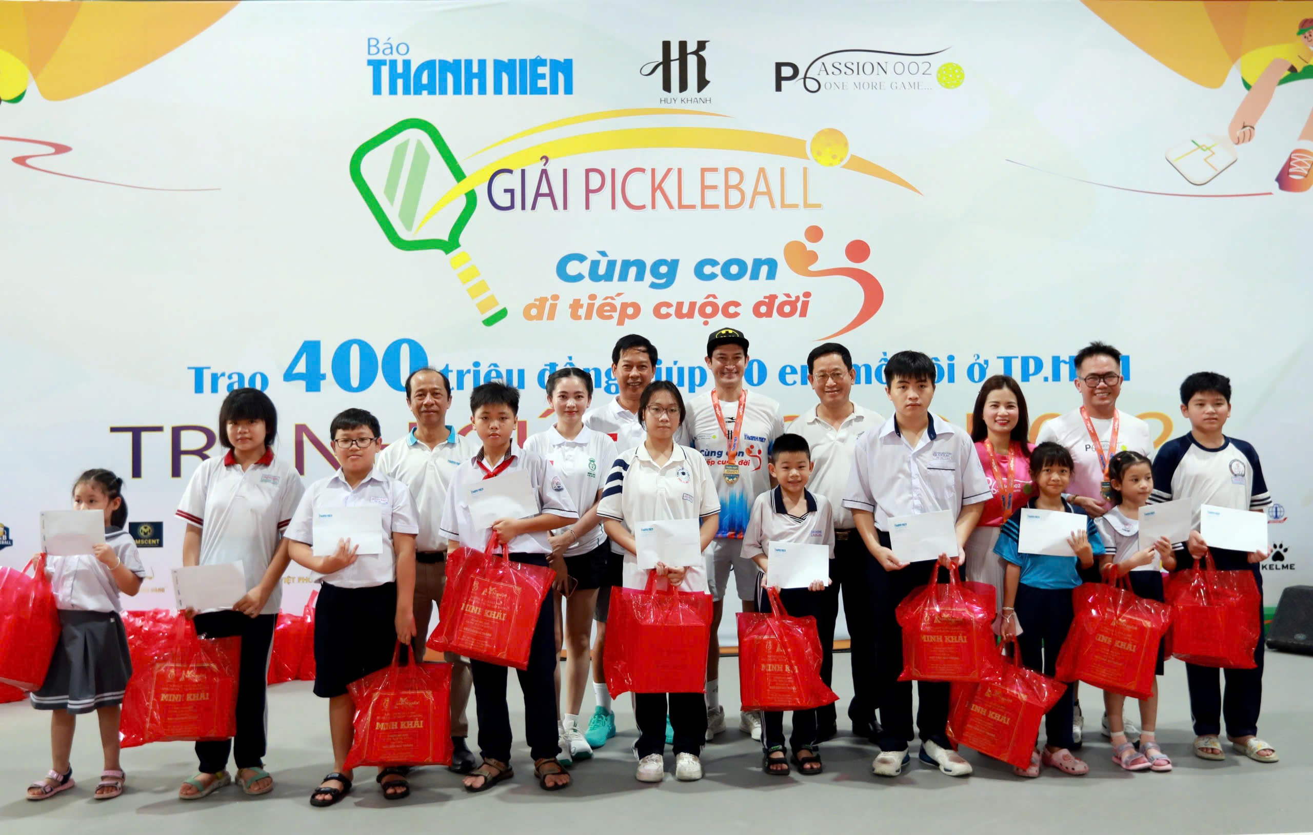 400 triệu đồng lan tỏa yêu thương từ giải pickleball 'Cùng con đi tiếp cuộc đời' tranh cúp Passion002 - Ảnh 1. 400 triệu đồng lan tỏa yêu thương từ giải pickleball 'Cùng con đi tiếp cuộc đời' tranh cúp Passion002 - Ảnh 1.