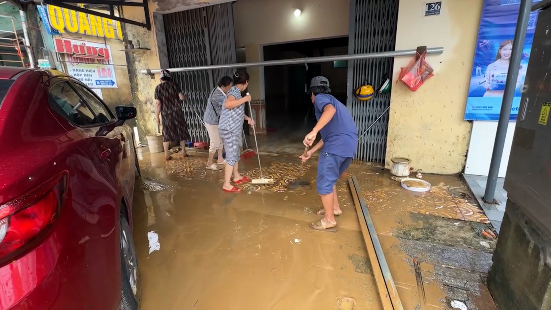 'Chiến đấu' với b&ugrave;n đất sau trận lụt lịch sử ở phường Điện B&agrave;n - Ảnh 1.