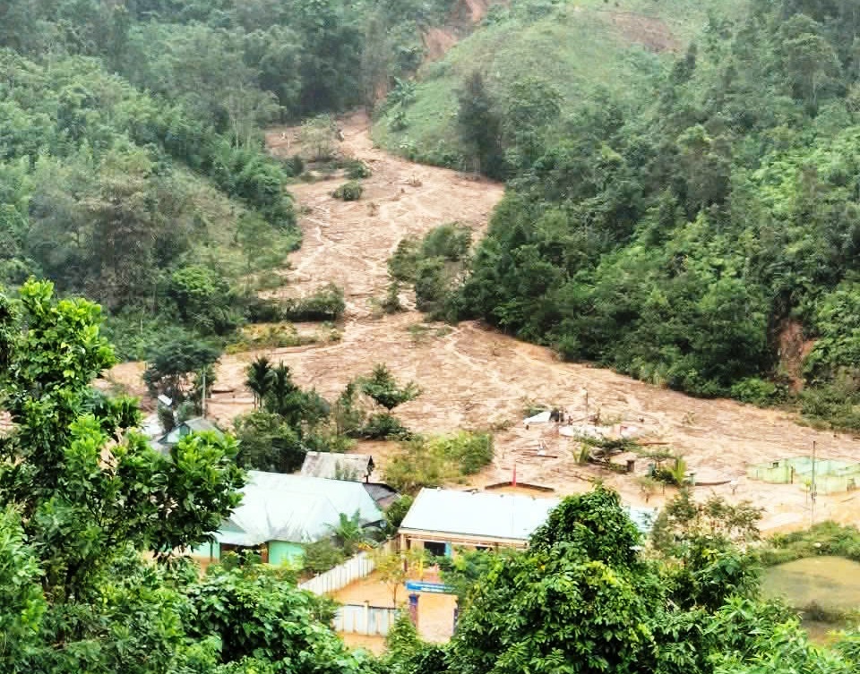 Khi nào Đà Nẵng chi 200 tỉ hỗ trợ người dân bị thiệt hại do mưa lũ? - Ảnh 2. Khi nào Đà Nẵng chi 200 tỉ hỗ trợ người dân bị thiệt hại do mưa lũ? - Ảnh 2.