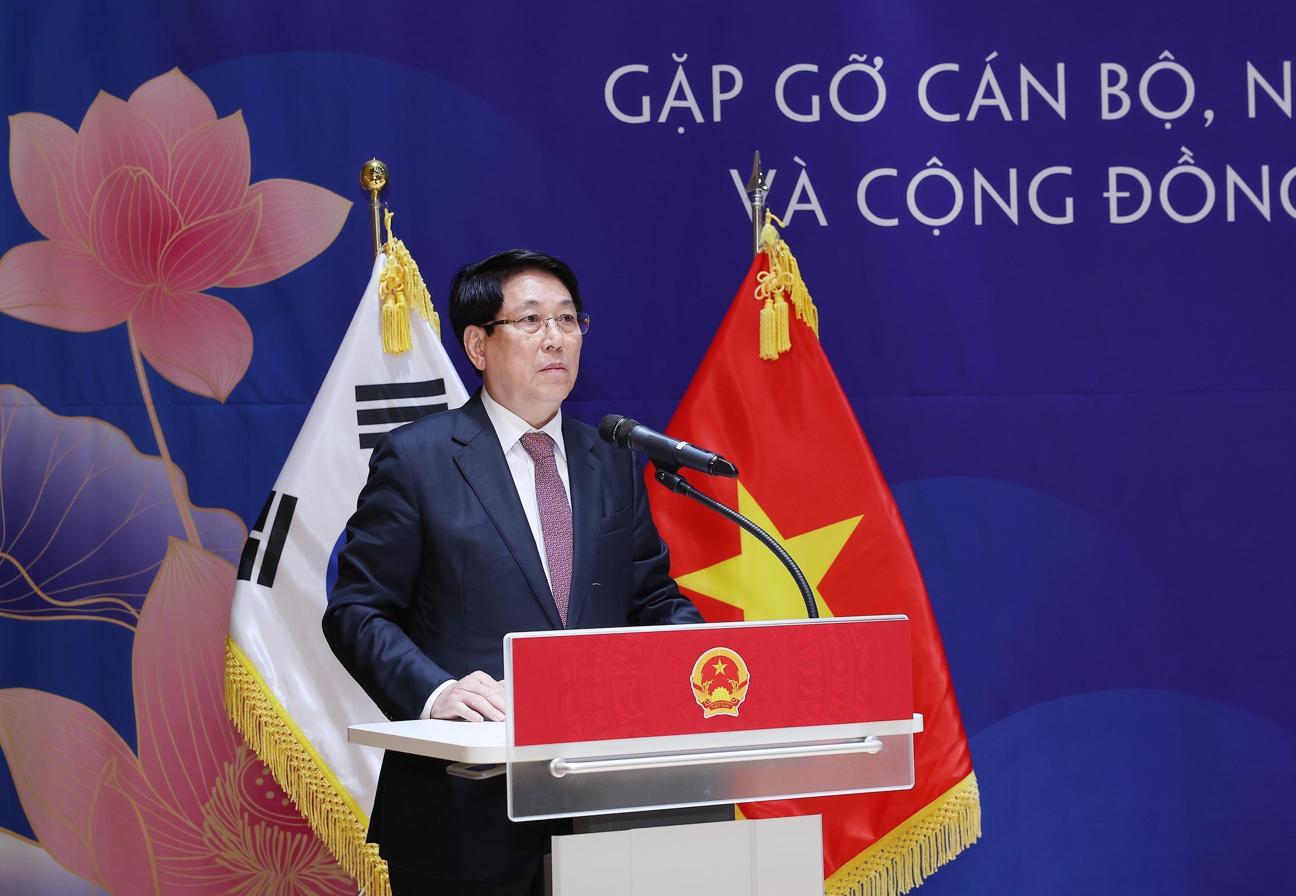 O presidente Luong Cuong se reúne com a comunidade vietnamita na Coreia - Foto 1. Chủ tịch nước Lương Cường gặp cộng đồng người Việt tại Hàn Quốc- Ảnh 1.