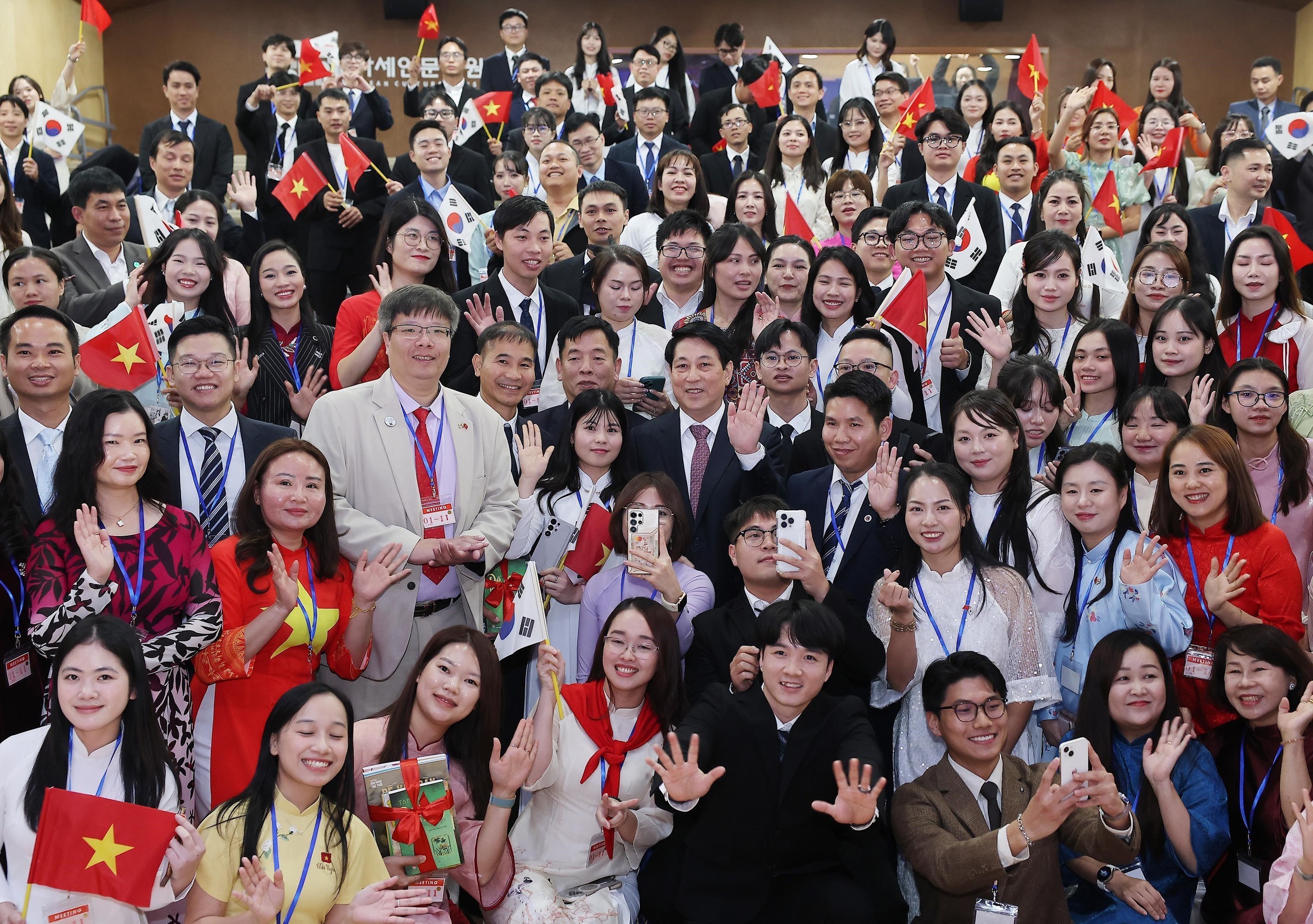 O presidente Luong Cuong se reúne com a comunidade vietnamita na Coreia - Foto 2. Chủ tịch nước Lương Cường gặp cộng đồng người Việt tại Hàn Quốc- Ảnh 2.