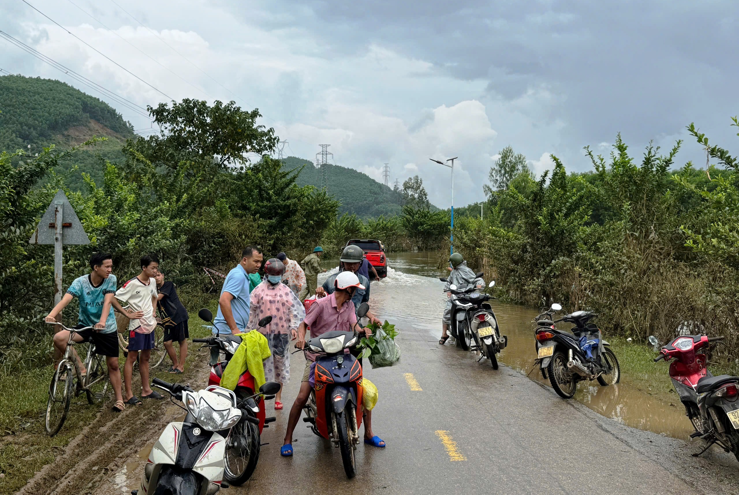 Da Nang: Historisk flomvann har nettopp trukket seg tilbake, men mange steder er oversvømmet igjen, noe som forårsaker isolasjon - Bilde 12.