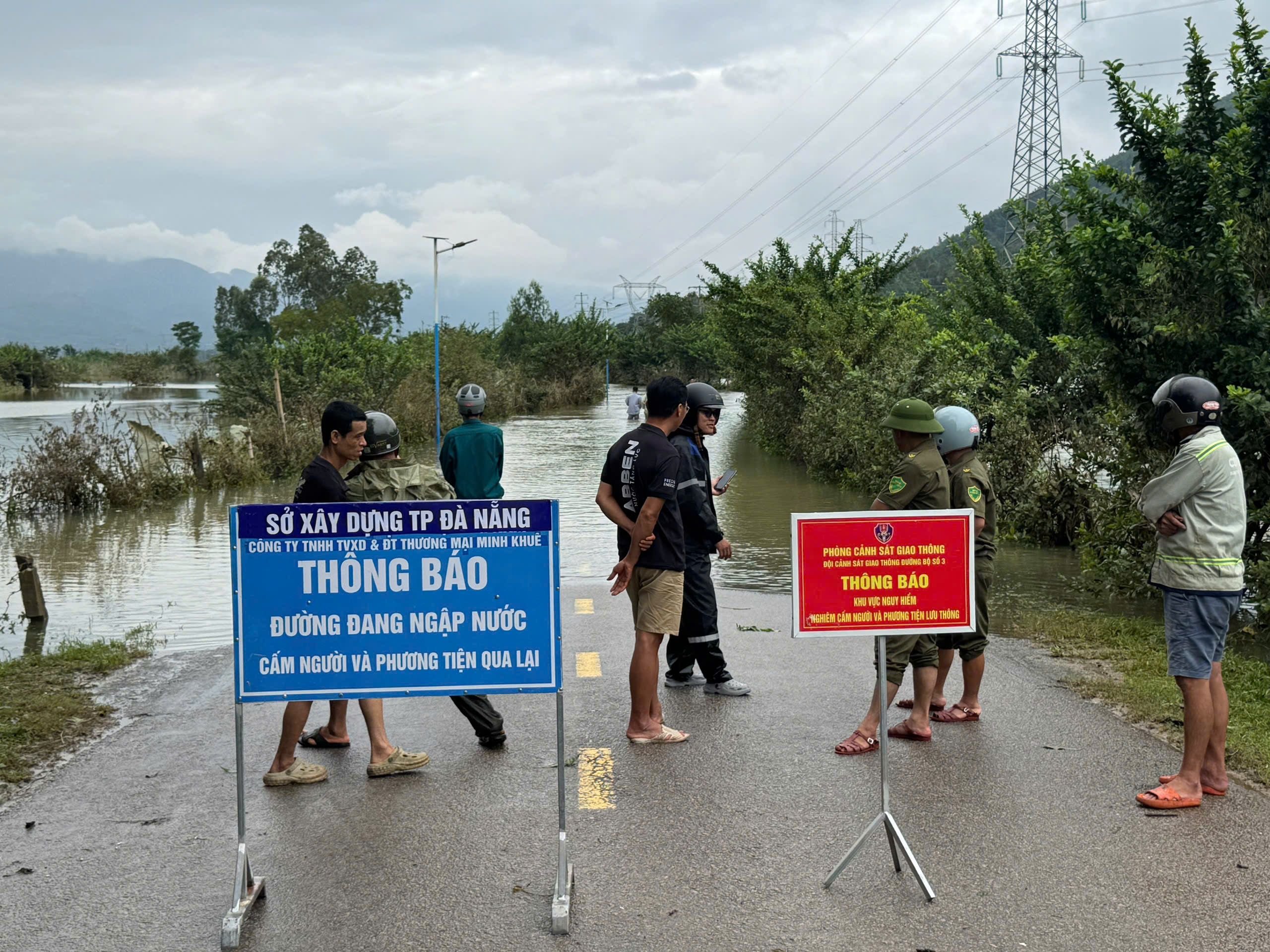 Da Nang: Historisk flomvann har nettopp trukket seg tilbake, men mange steder er oversvømmet igjen, noe som forårsaker isolasjon - Bilde 3.