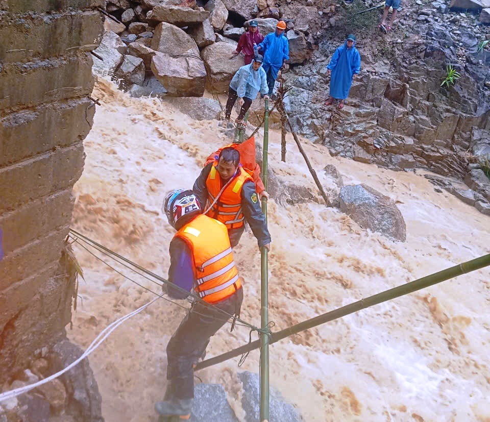 Đà Nẵng: Thót tim cảnh sản phụ vượt lũ trên cầu tre tự chế - Ảnh 1.