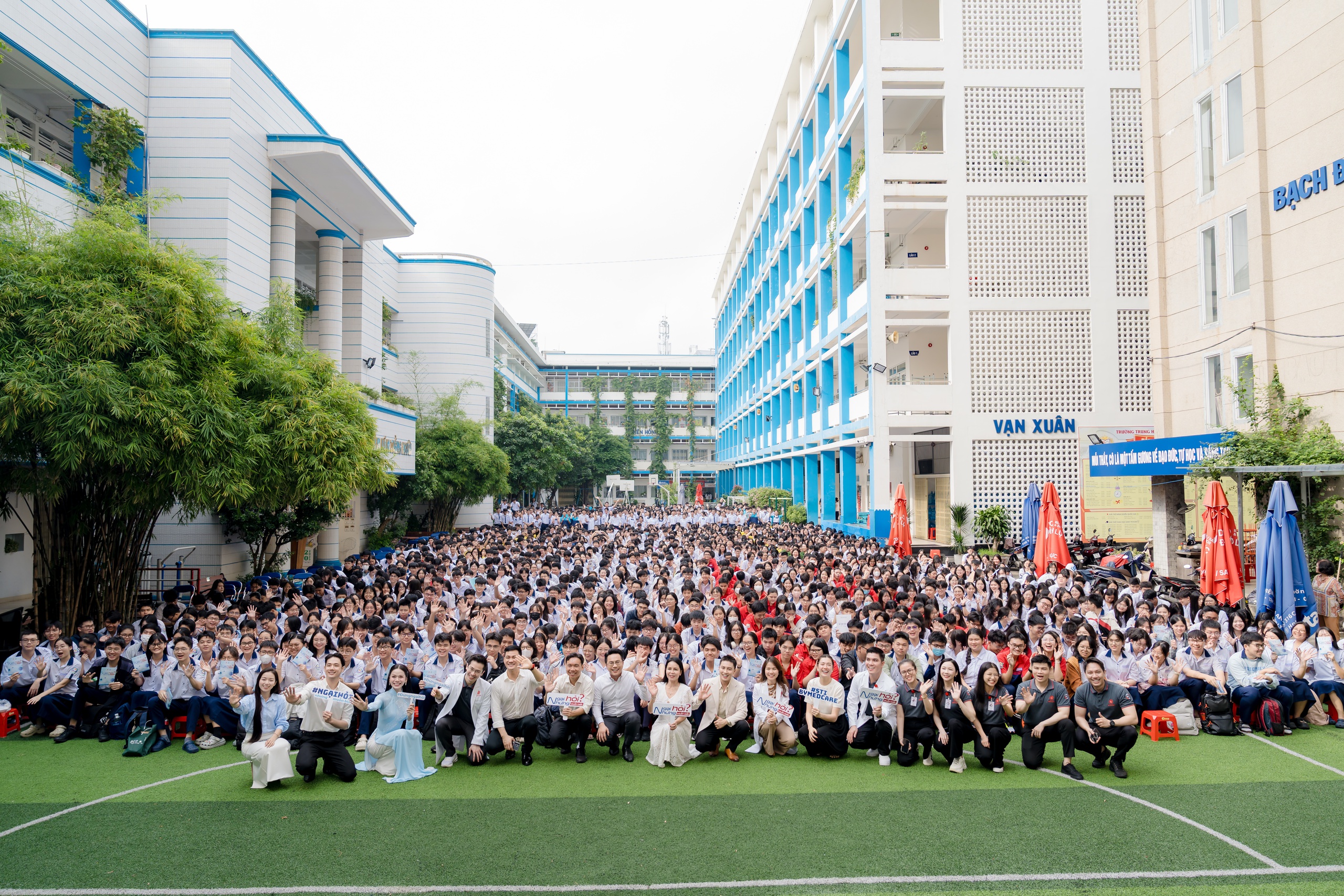 Á hậu Lệ Hằng, Á vương Minh Toại giải đáp 'chuyện khó nói' của học sinh - Ảnh 1.