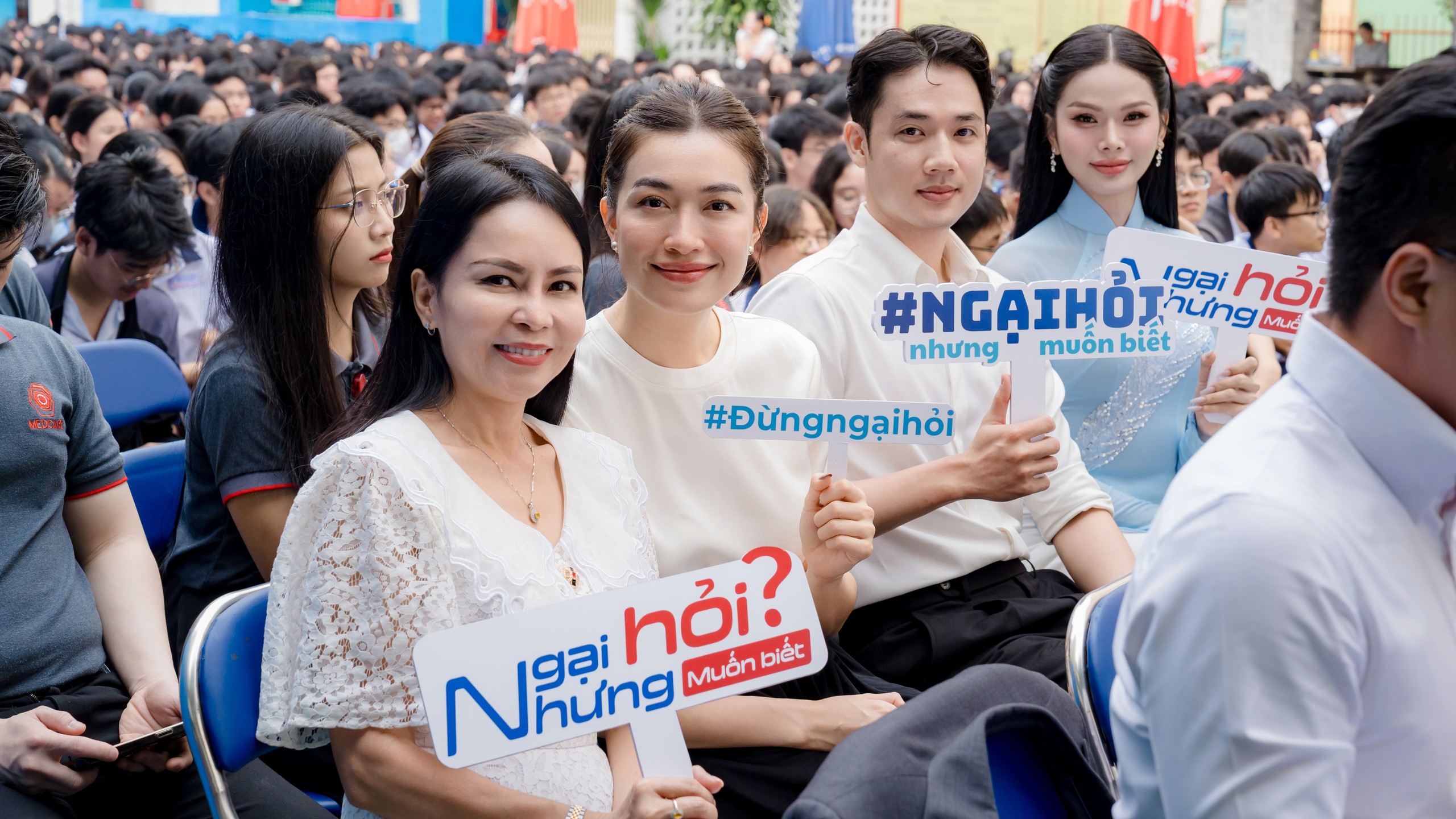 Á hậu Lệ Hằng, Á vương Minh Toại giải đáp 'chuyện khó nói' của học sinh - Ảnh 2.