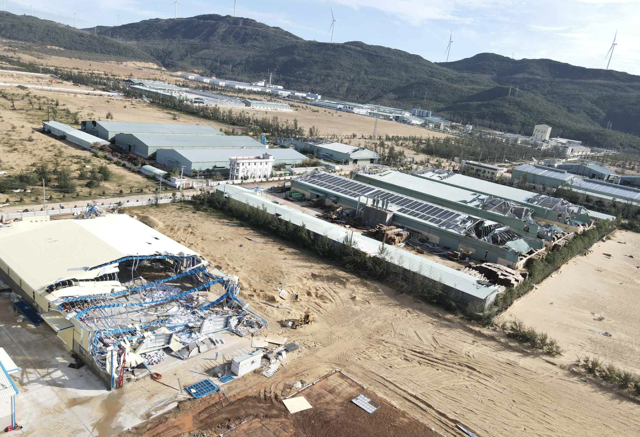 Khẩn trương khôi phục hạ tầng Khu kinh tế Nhơn Hội sau bão Kalmaegi - Ảnh 1.