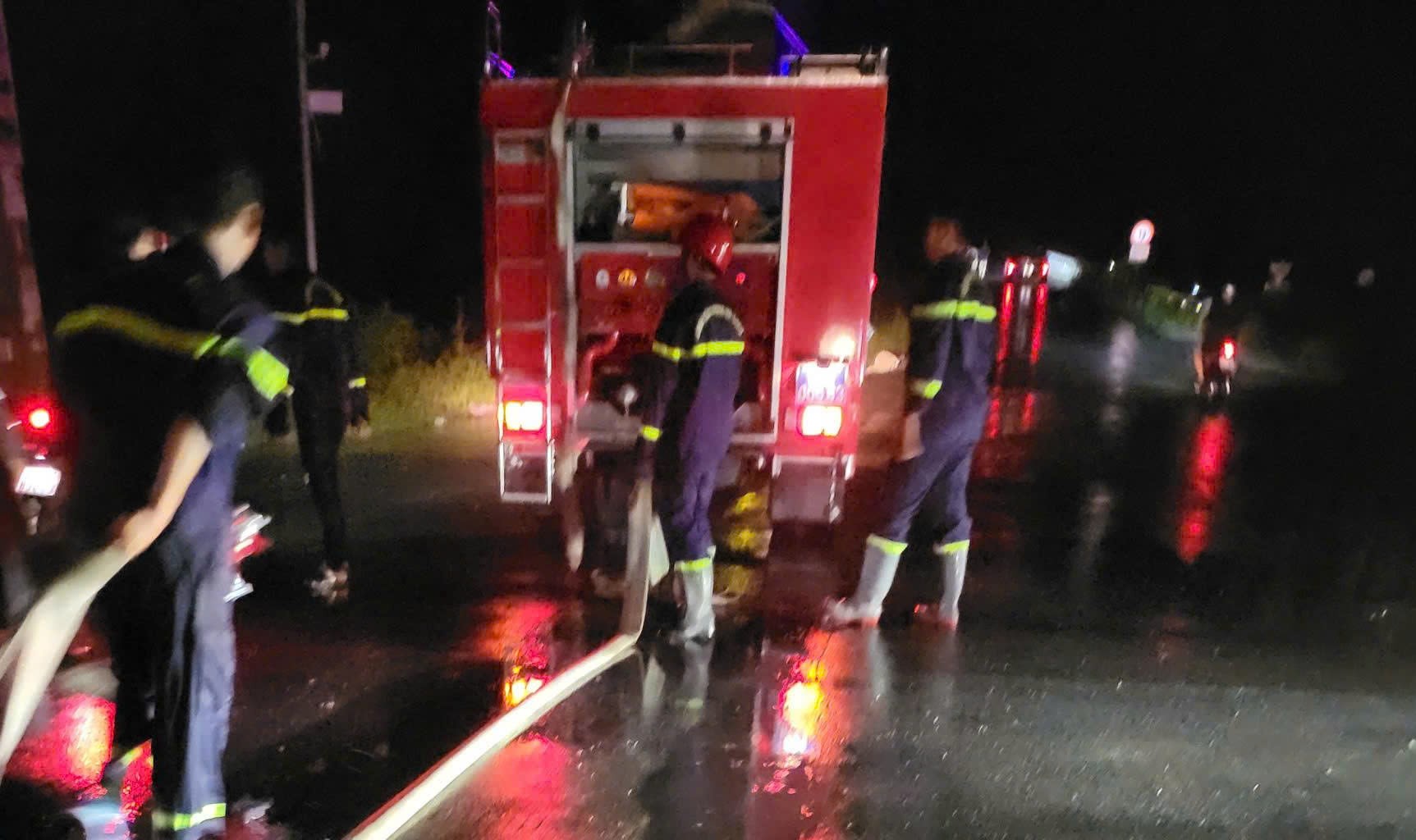 Cháy đường dây trung thế cháy lan sang 4 căn nhà dân - Ảnh 2.