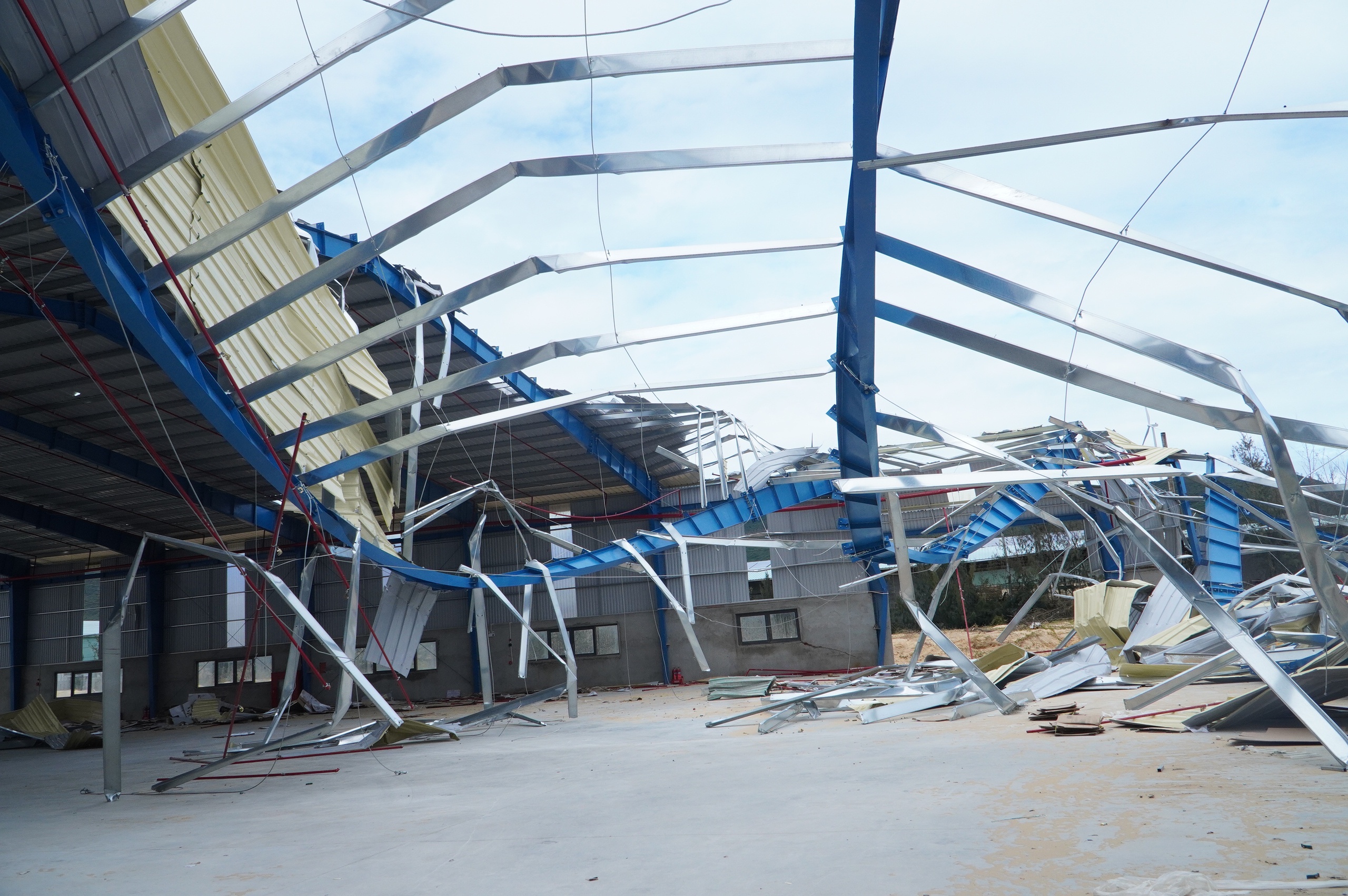 Khẩn trương khôi phục hạ tầng Khu kinh tế Nhơn Hội sau bão Kalmaegi - Ảnh 2.