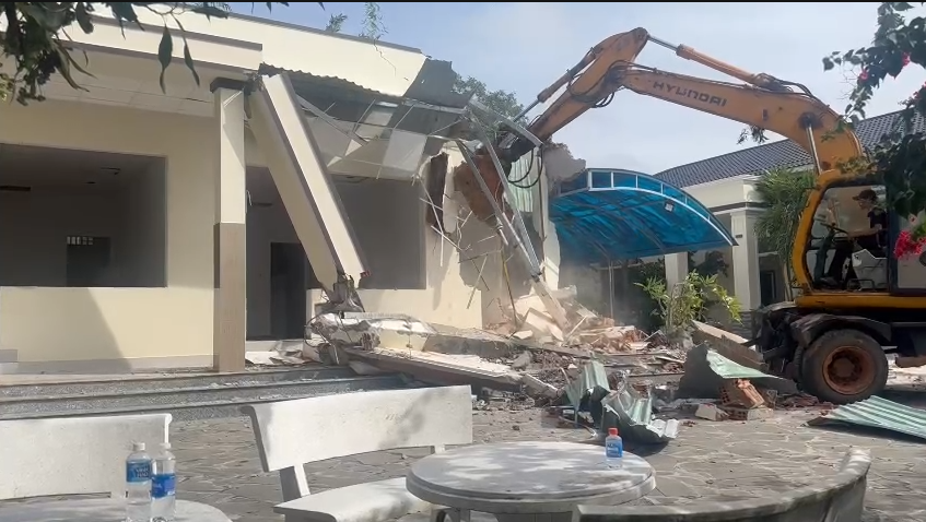 Cưỡng chế lấn chiếm đồi cát bay Mũi Né, trả lại hơn 6 ha đất công - Ảnh 1.