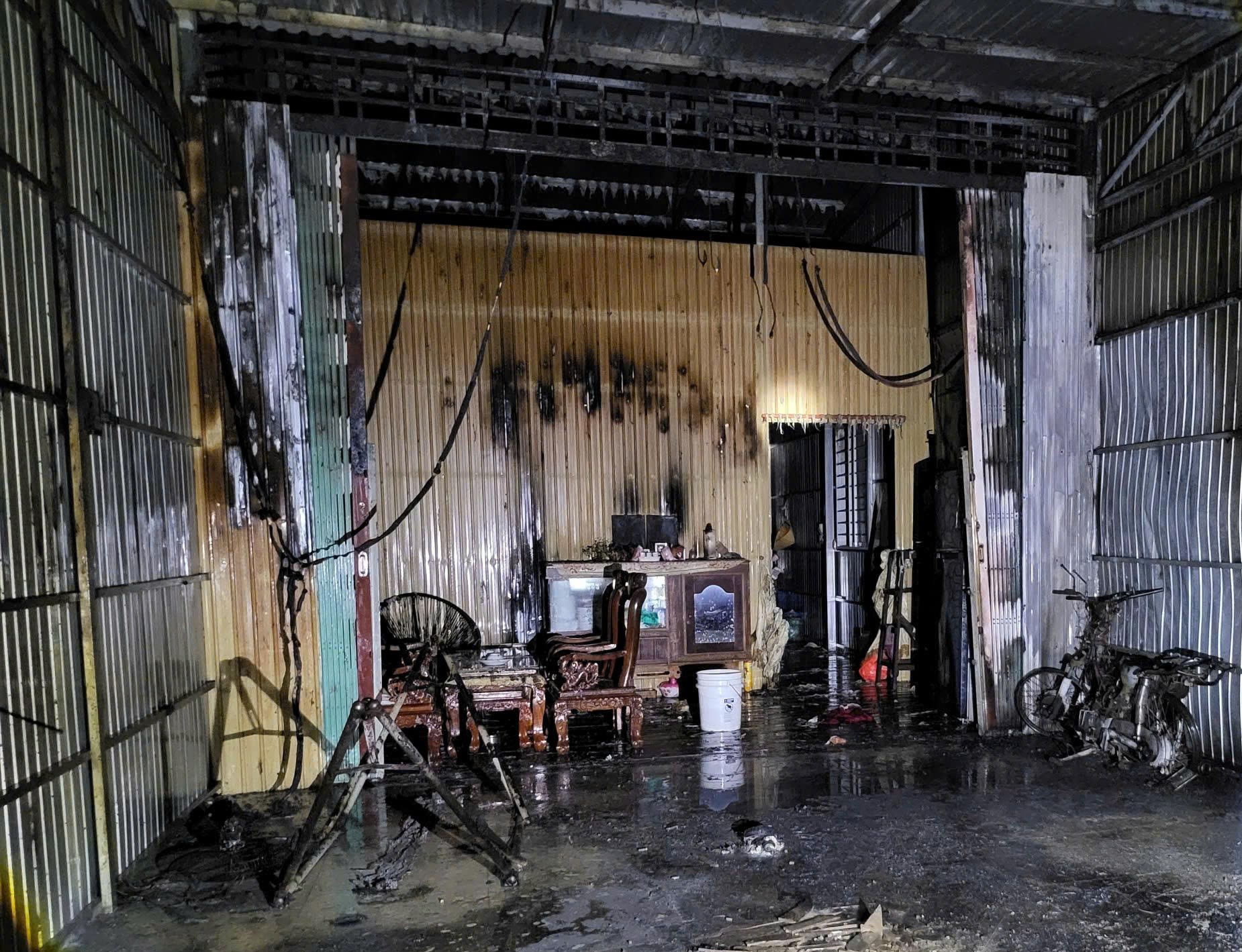 Cháy đường dây trung thế cháy lan sang 4 căn nhà dân - Ảnh 1.