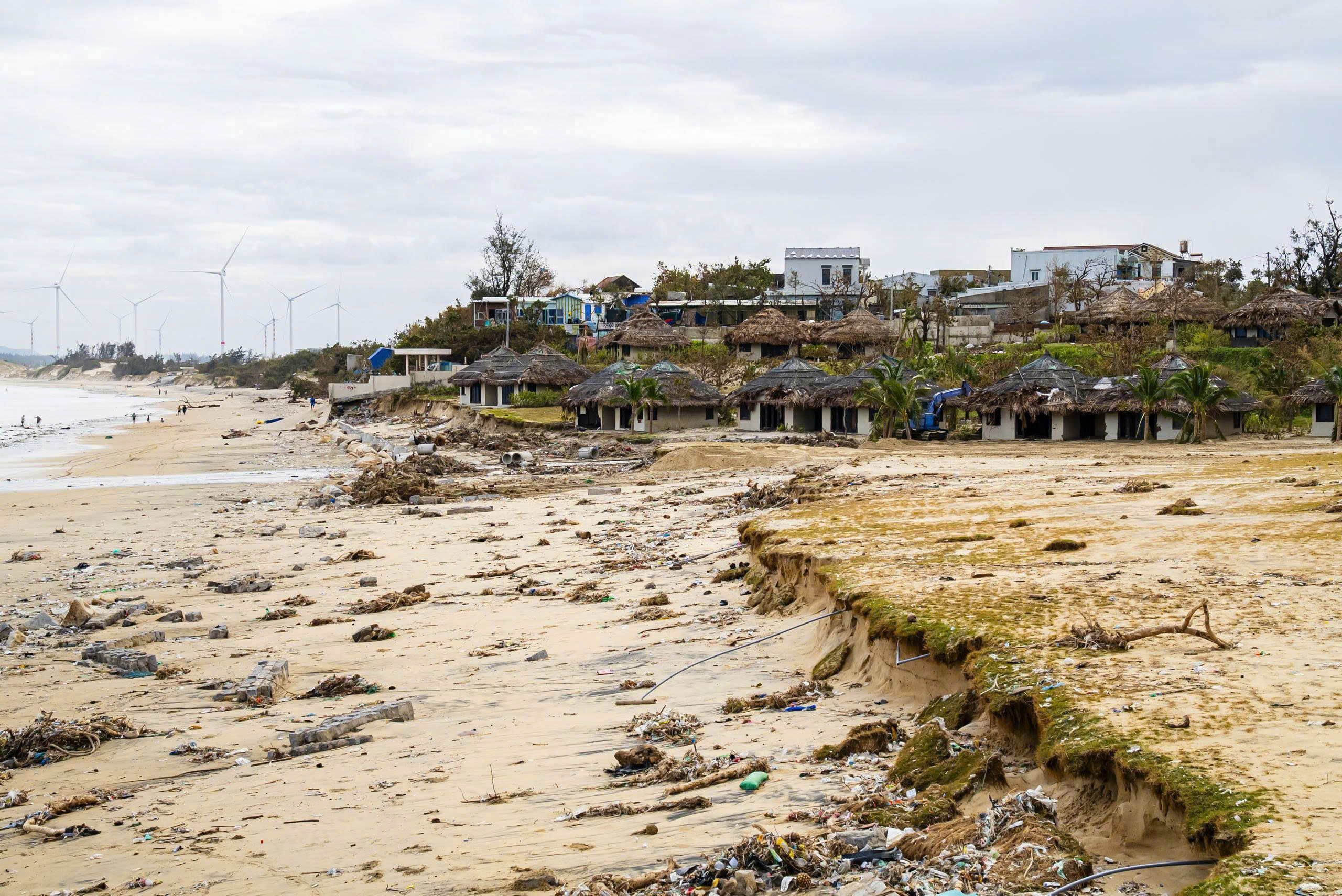 Khẩn trương khôi phục hạ tầng Khu kinh tế Nhơn Hội sau bão Kalmaegi - Ảnh 4.