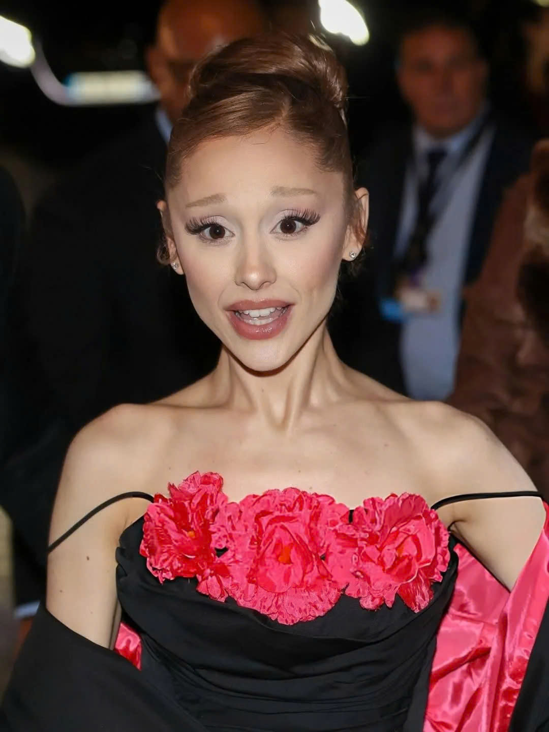 Khoảnh khắc kinh hoàng khi Ariana Grande suýt bị ô tô đâm - Ảnh 3.