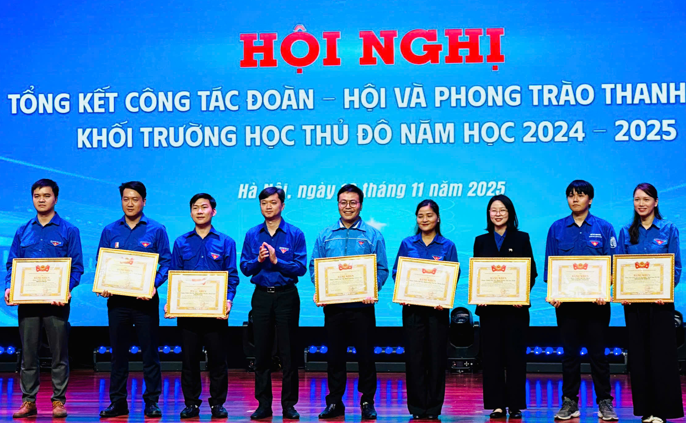 T . Ư Đoàn tặng bằng khen cho thanh niên xuất sắc Tại Hà Nội năm học 2024 - 2025 - Ảnh 1.