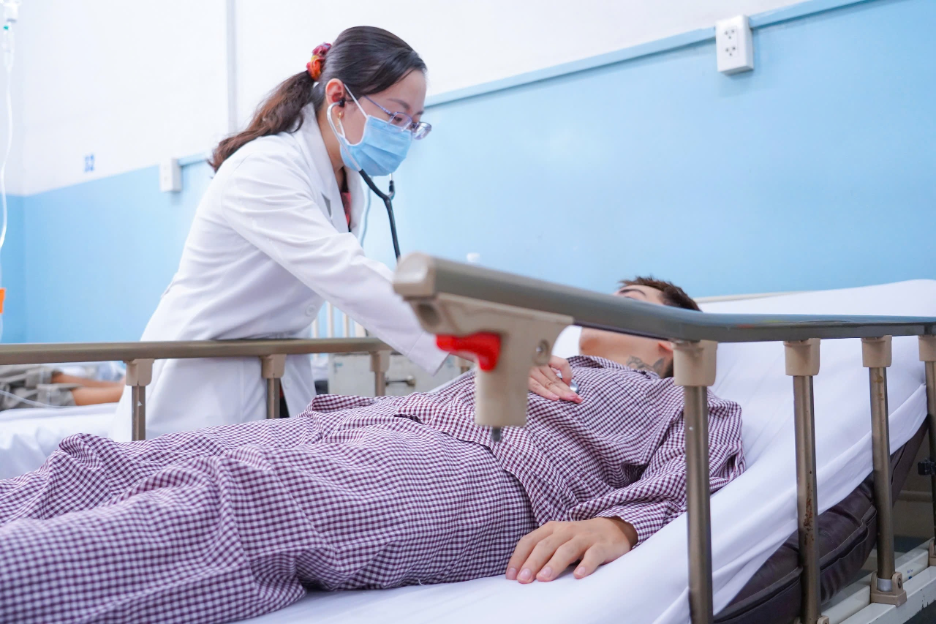 TP.HCM: Đã có 13 bệnh viện tiếp nhận 235 người sau ăn bánh mì - Ảnh 1.