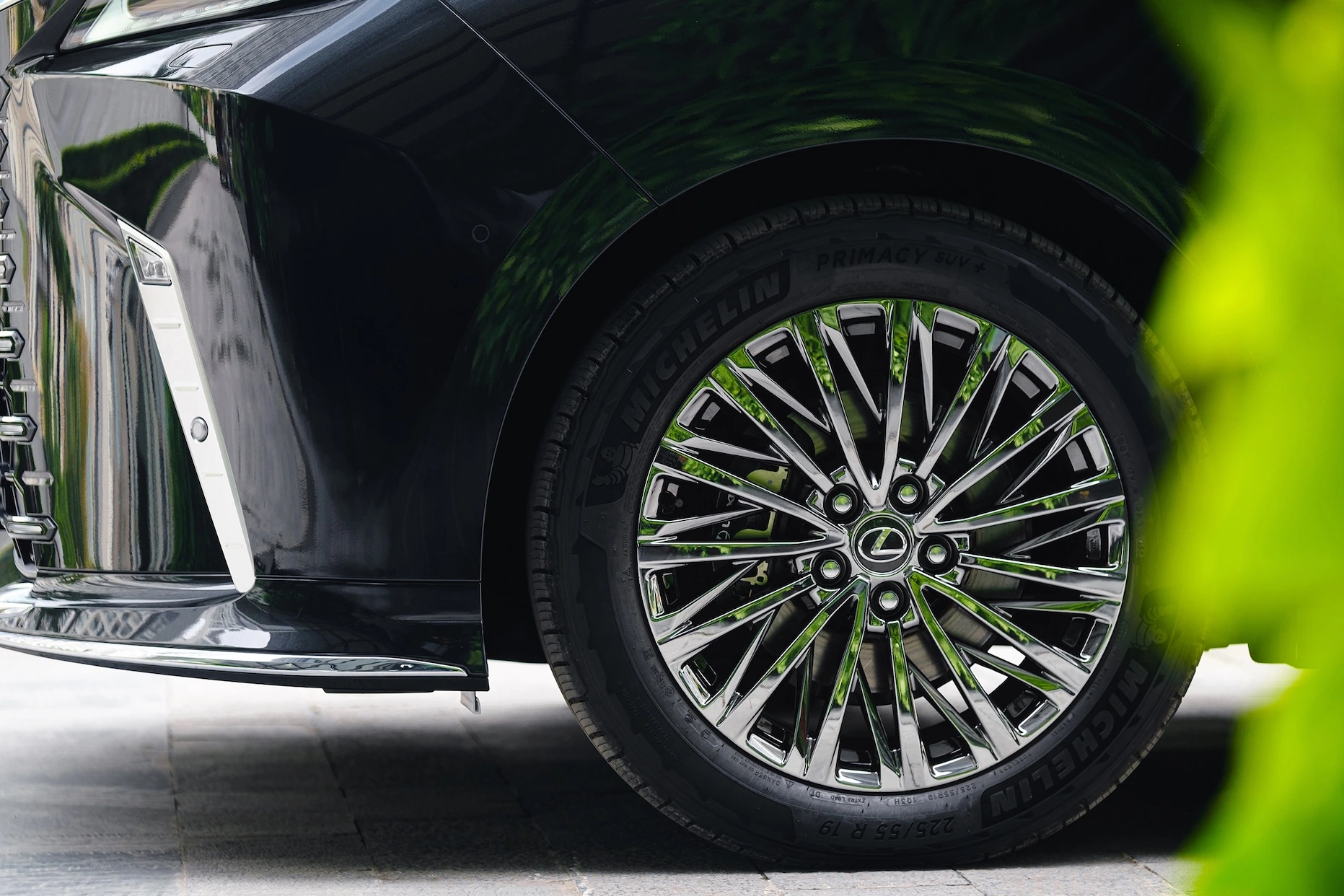 'Biệt thự di động' Lexus LM 500h giá 7,53 tỉ có gì hấp dẫn đại gia Việt? - Ảnh 4.