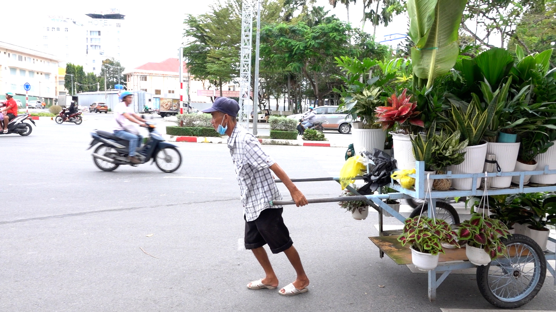 Người đ&agrave;n &ocirc;ng miền T&acirc;y suốt 13 năm - Ảnh 2.