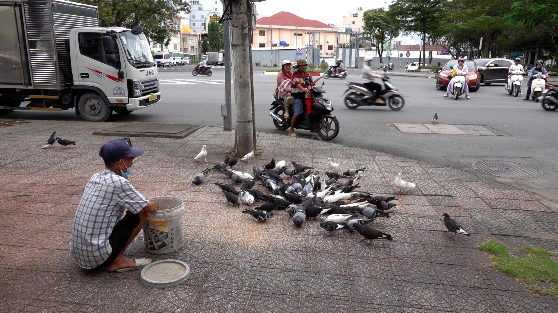 Người đ&agrave;n &ocirc;ng miền T&acirc;y suốt 13 năm - Ảnh 1.