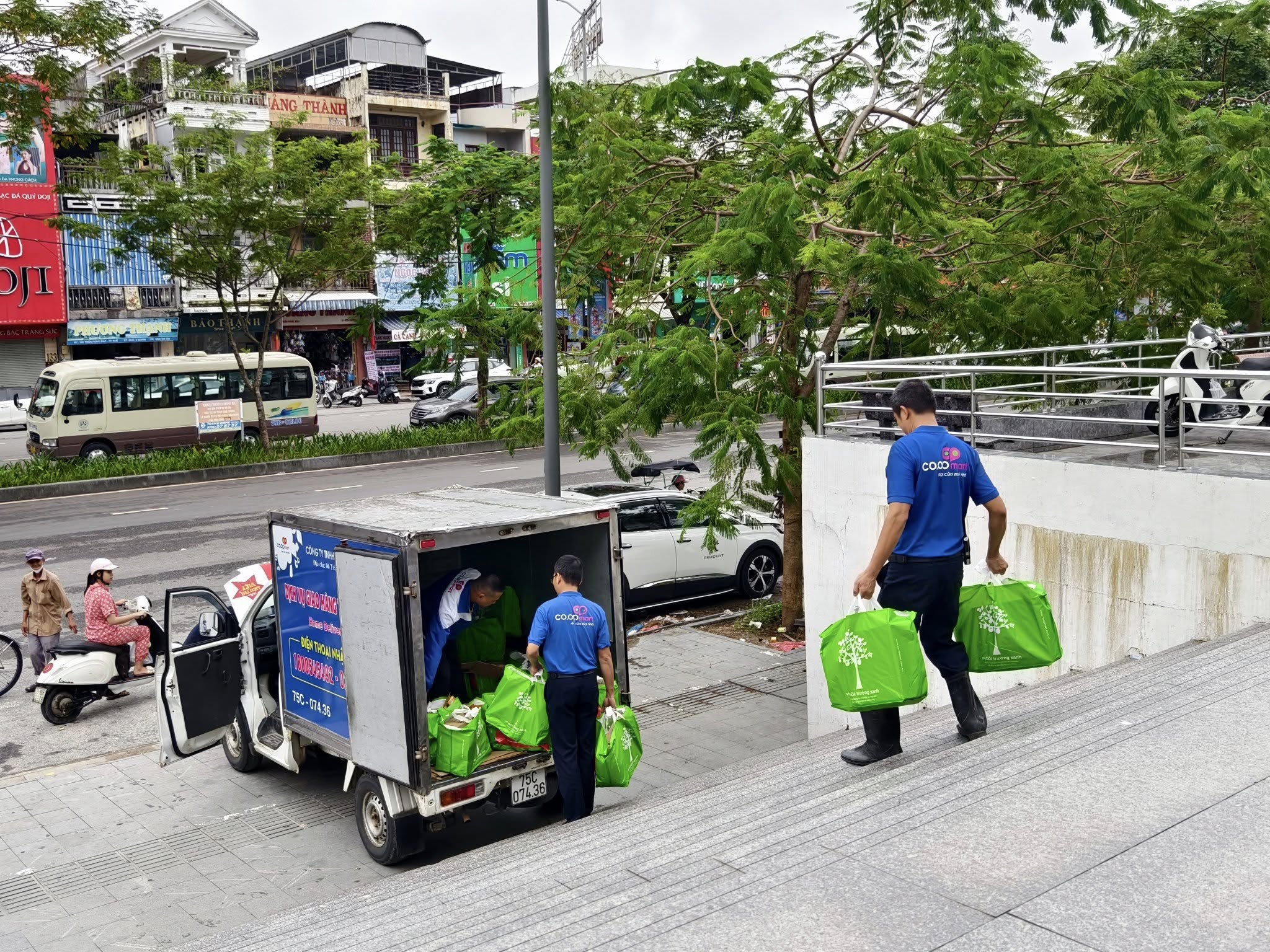 Saigon Co.op khẩn cấp hỗ trợ hàng chục tấn hàng thiết yếu,tiếp sức người dân vùng bão lũ- Ảnh 2.