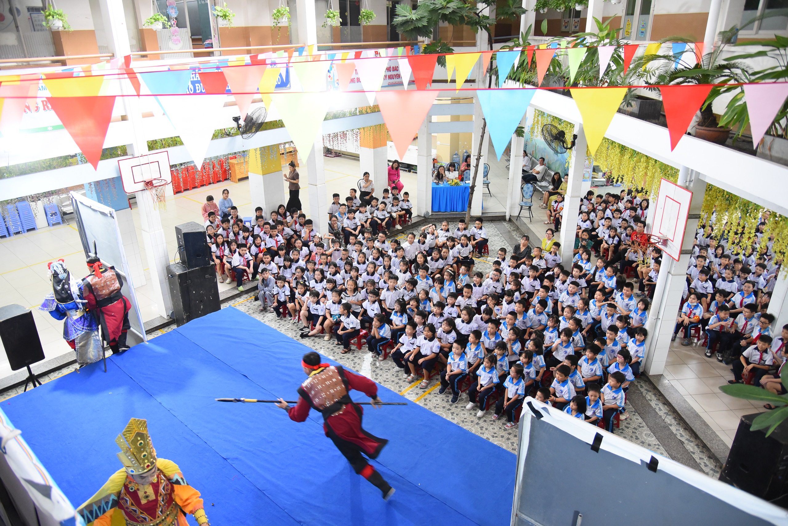 Học sinh TP.HCM học hát cải lương với NSND Tấn Giao và NSƯT Tâm Tâm - Ảnh 2.