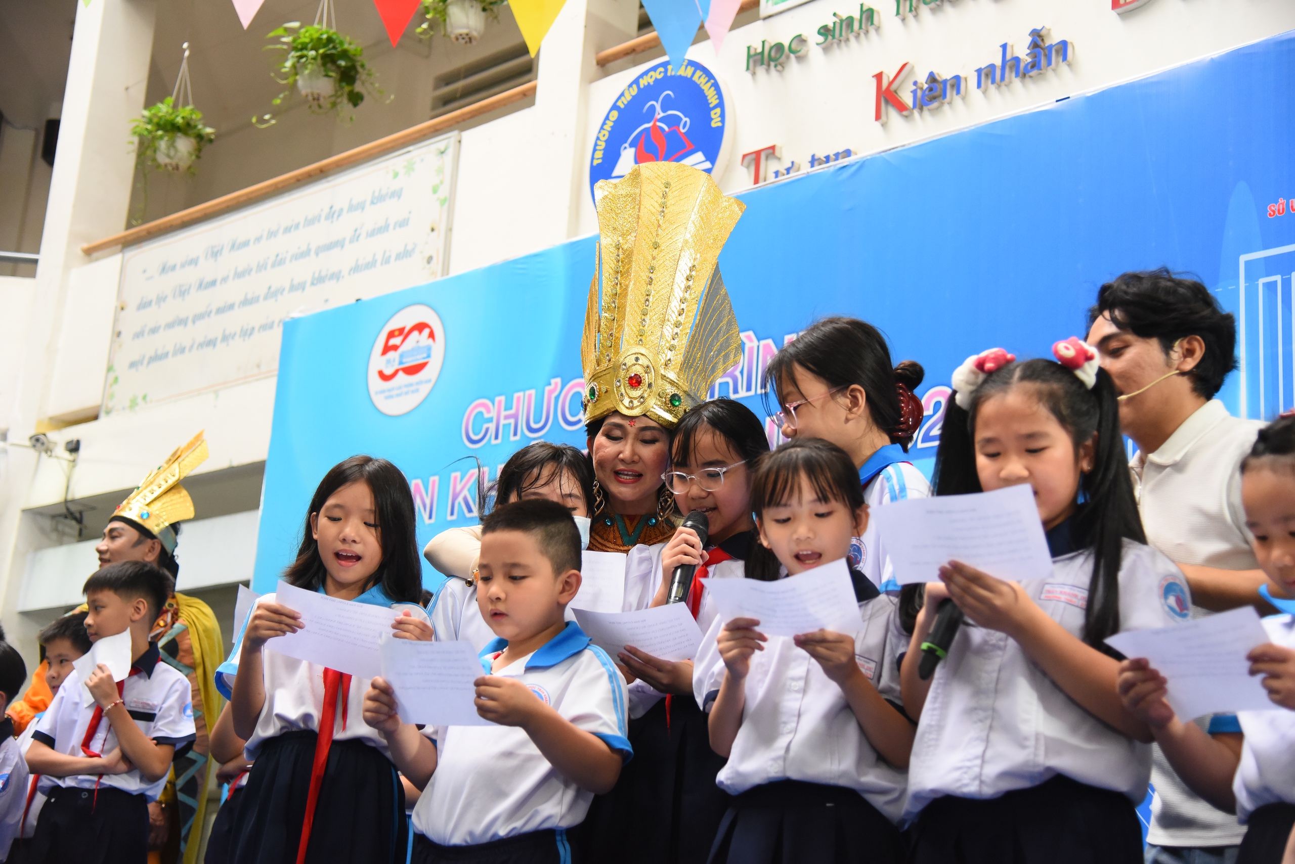 Học sinh TP.HCM học hát cải lương với NSND Tấn Giao và NSƯT Tâm Tâm - Ảnh 4.