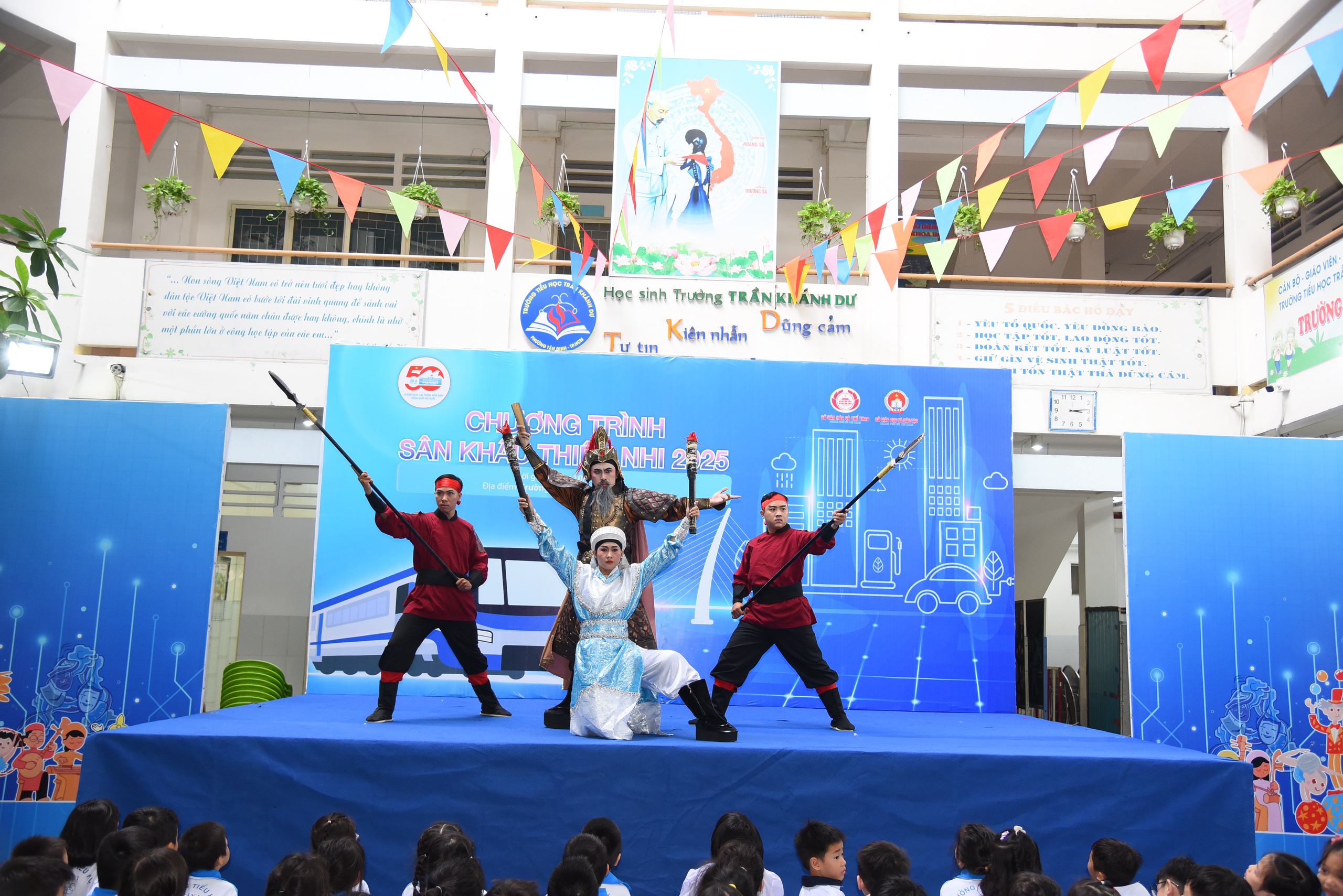 Học sinh TP.HCM học hát cải lương với NSND Tấn Giao và NSƯT Tâm Tâm - Ảnh 1.