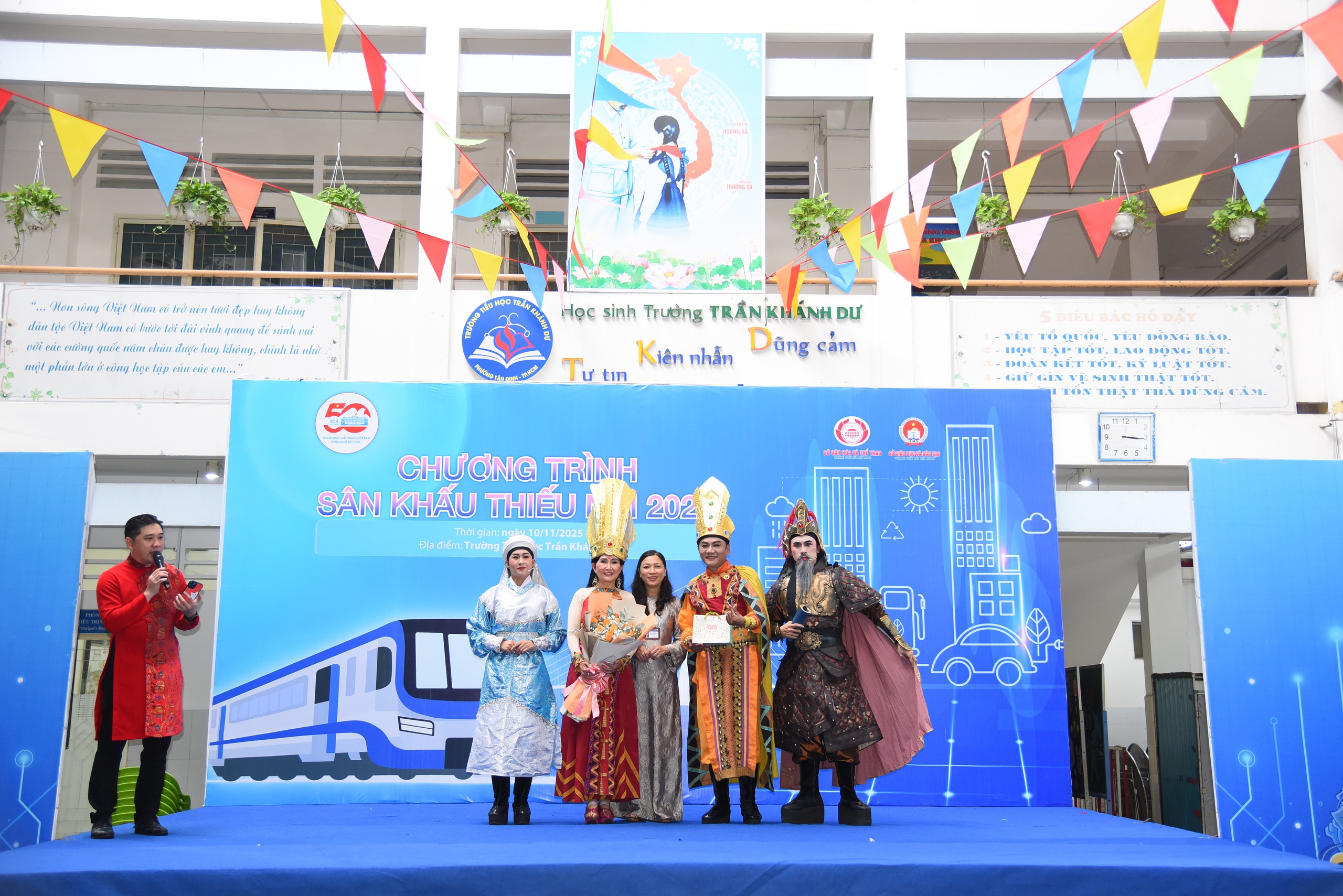 Học sinh TP.HCM học hát cải lương với NSND Tấn Giao và NSƯT Tâm Tâm - Ảnh 12.