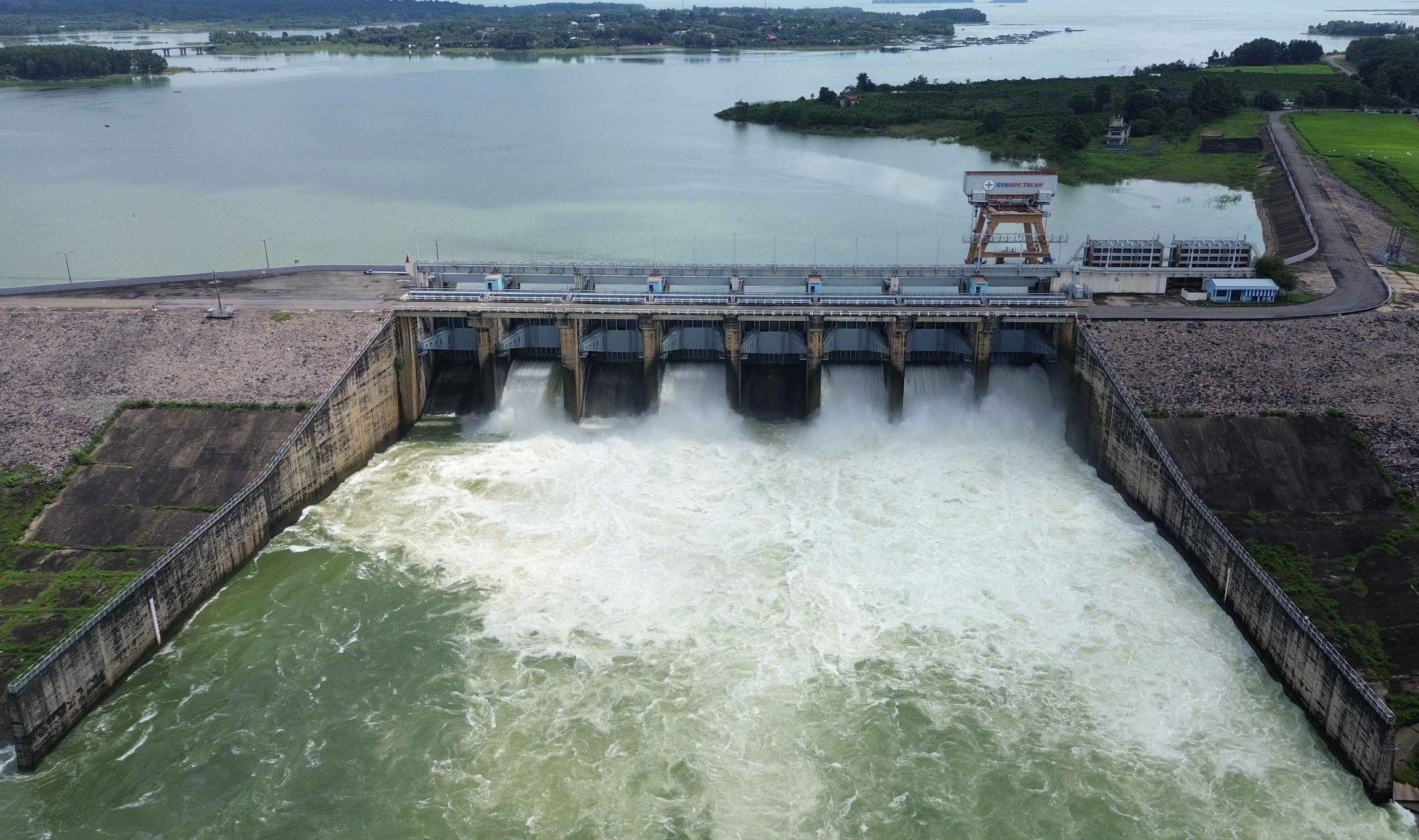 Vì sao Thủy điện lớn nhất miền Nam tăng xả lũ lên 800 m3/s - Ảnh 1.