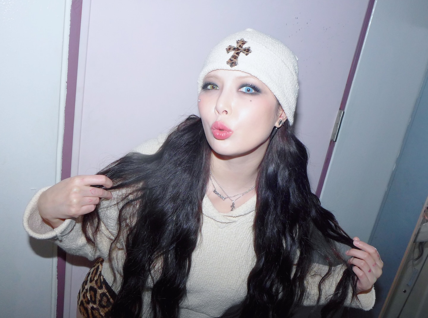 'Nữ hoàng gợi cảm' HyunA xin lỗi sau vụ ngất xỉu trên sân khấu   - Ảnh 3.