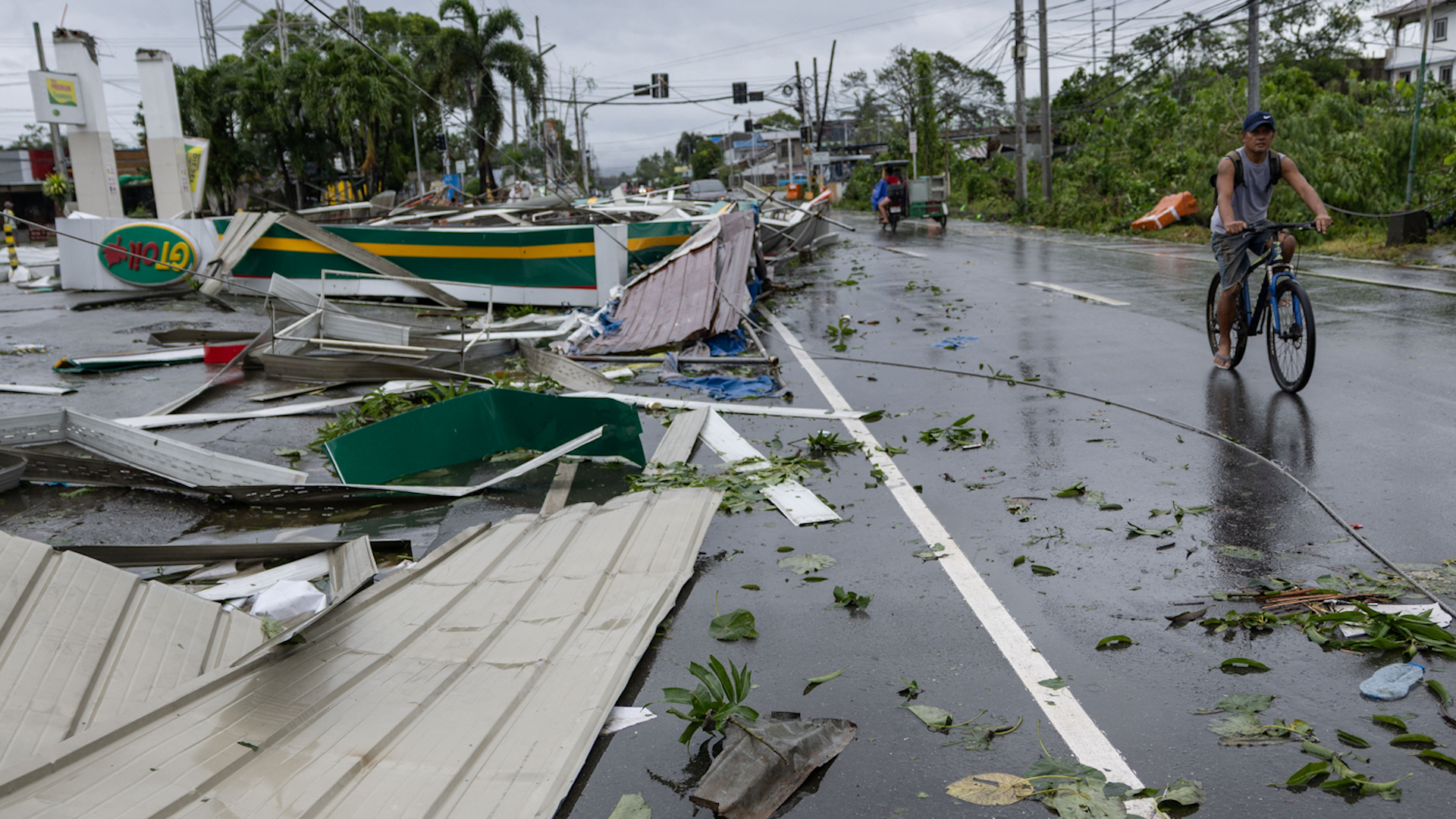 Hai người chết, một triệu người phải sơ tán khi bão Fung Wong đổ bộ Philippines - Ảnh 1.