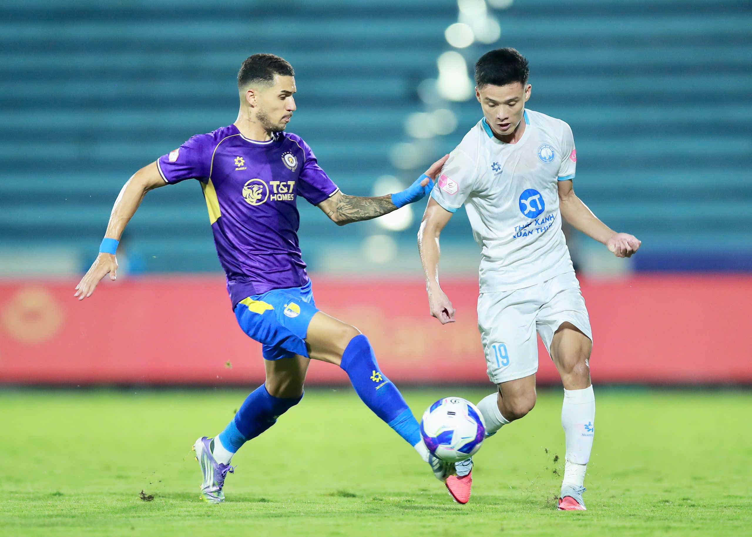 Aktuelle V-League-Rangliste: CAHN Club stürmt an die Spitze, Nam Dinh und HAGL kämpfen gegen den Abstieg? - Foto 1. Bảng xếp hạng V-League mới nhất: CLB CAHN bùng nổ tốp đầu, Nam Định và HAGL đua trụ hạng?- Ảnh 1.
