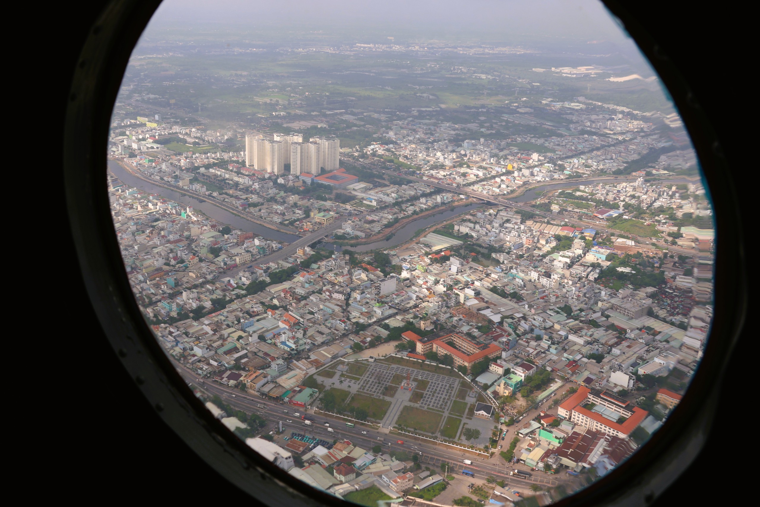 Phía tây nam TP. Hồ Chí Minh nhìn từ trực thăng quân sự - Ảnh 4.