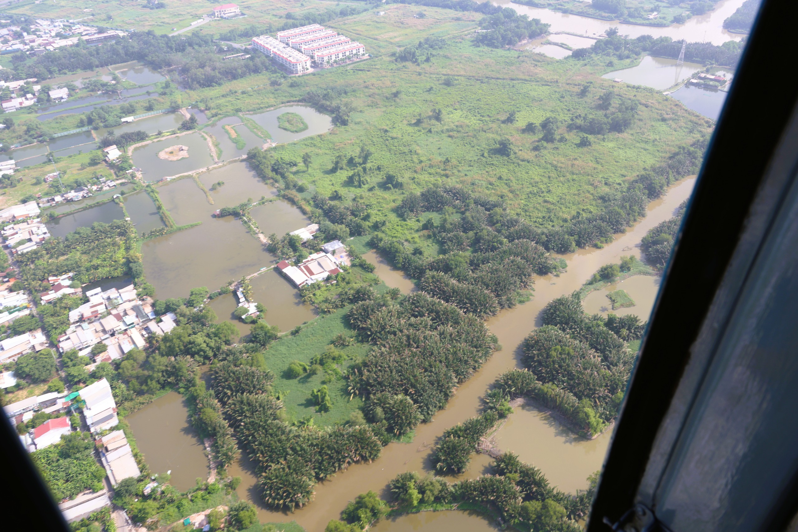 Phía tây nam TP. Hồ Chí Minh nhìn từ trực thăng quân sự - Ảnh 10.